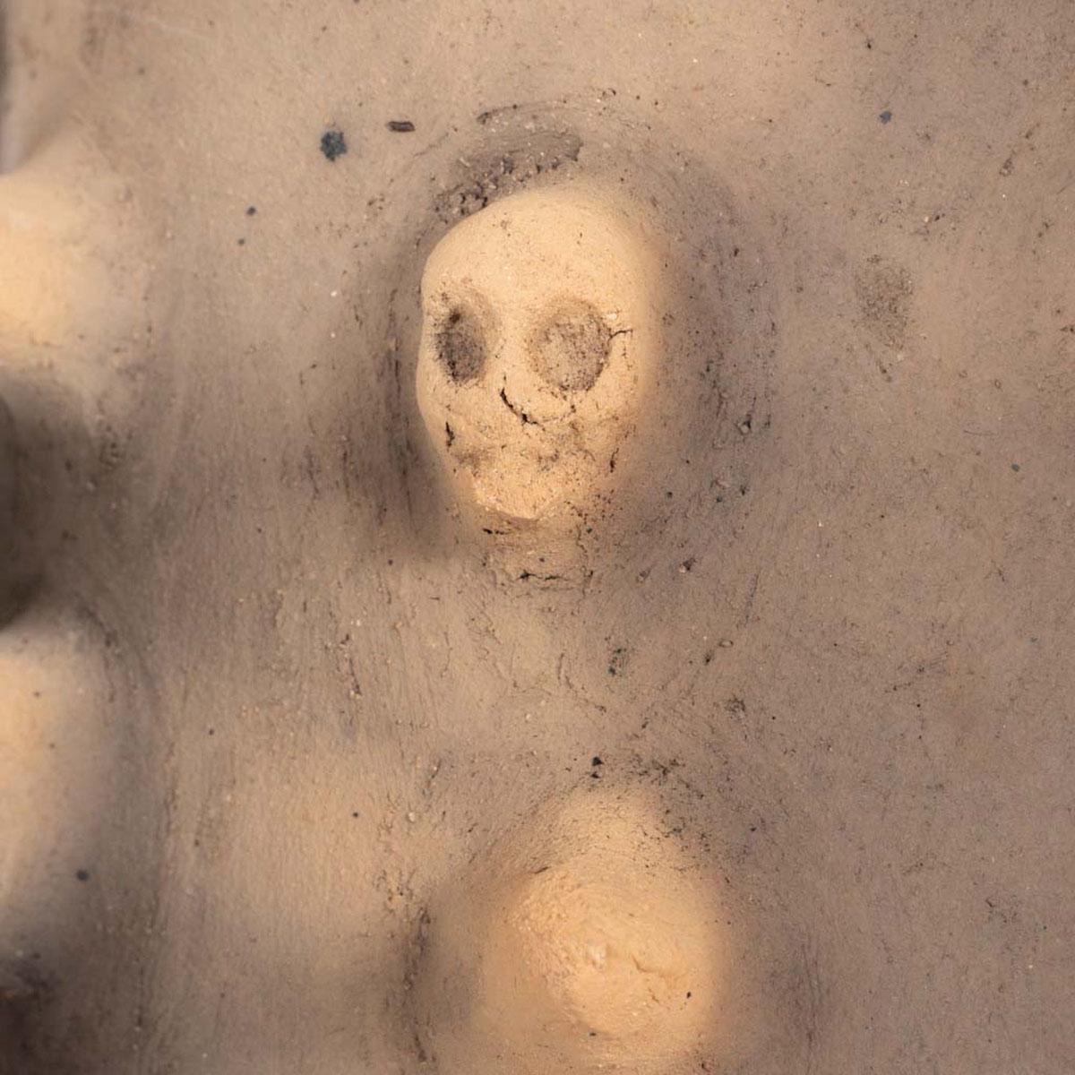 Paire de lampes de table à motif de crâne en céramique macabre en vente 8