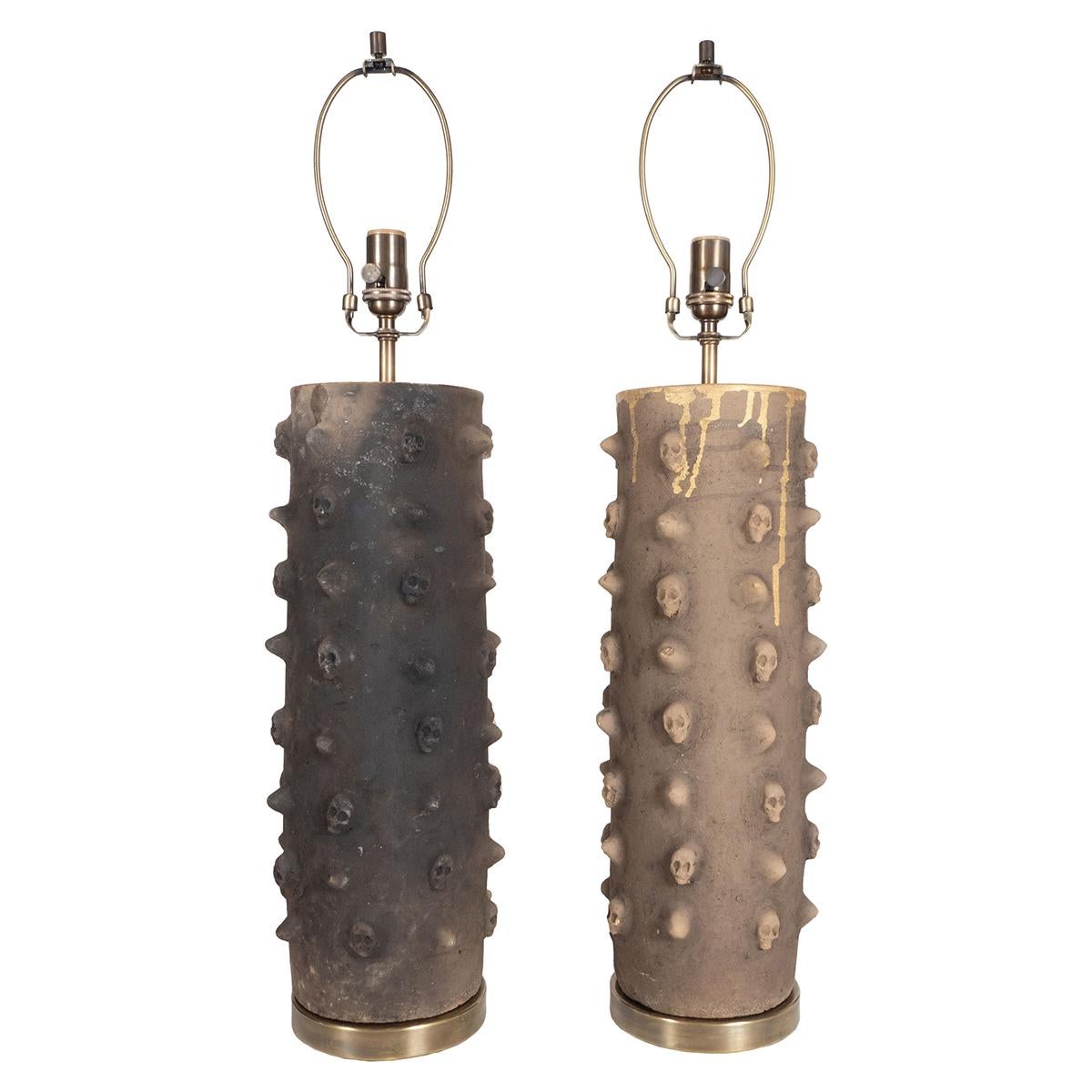 Paire de lampes de table en céramique à motif de crâne macabre, à la finition texturée et tachetée. Achetés à l'origine comme vases par un artiste inconnu au Mexique et réutilisés comme lampes de table.