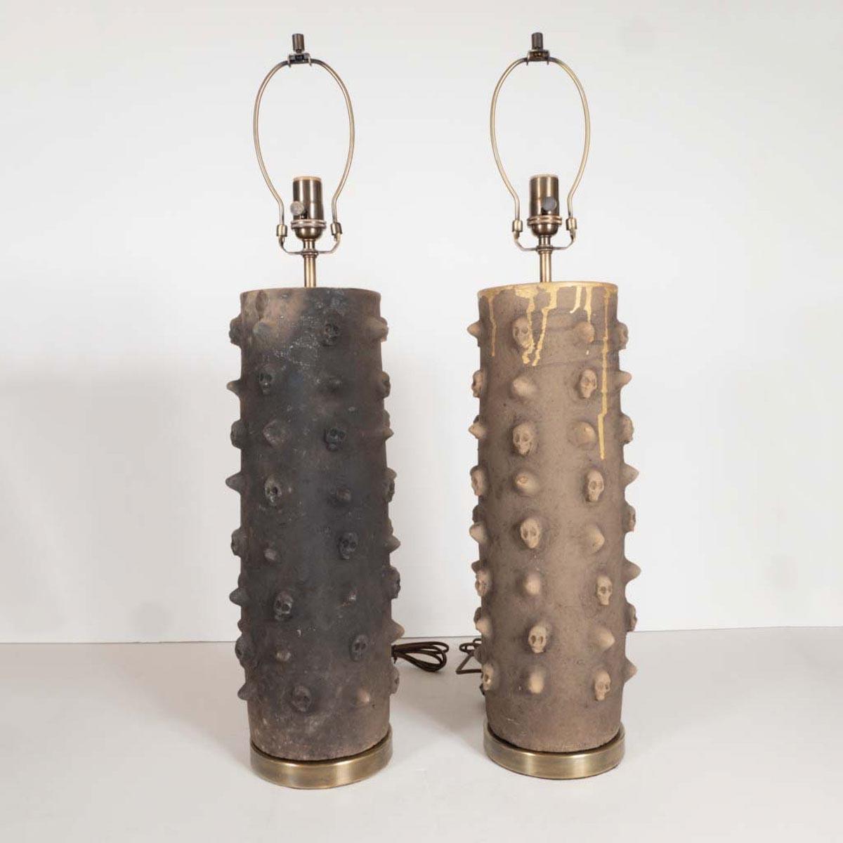 Autre Paire de lampes de table à motif de crâne en céramique macabre en vente
