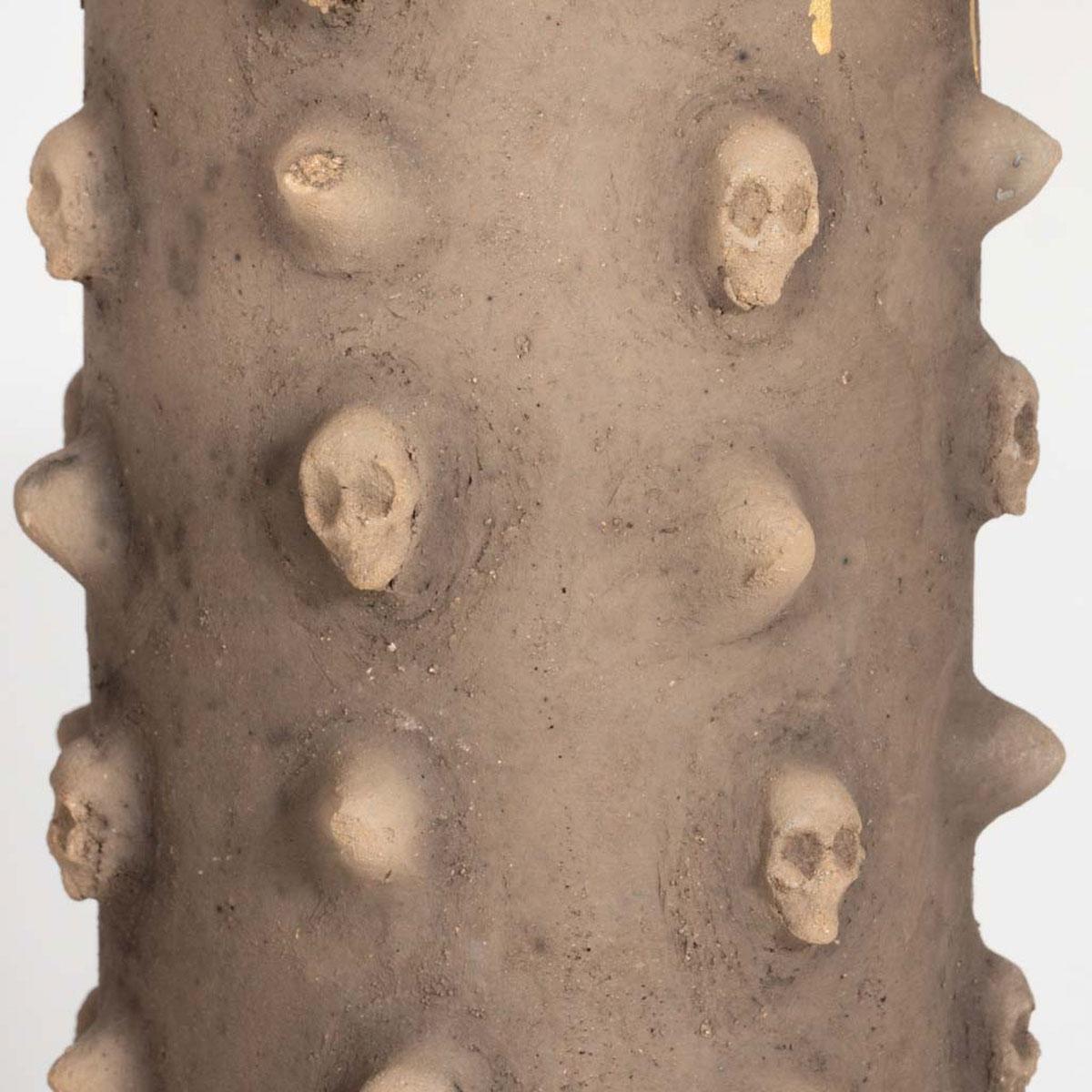 Paire de lampes de table à motif de crâne en céramique macabre en vente 1