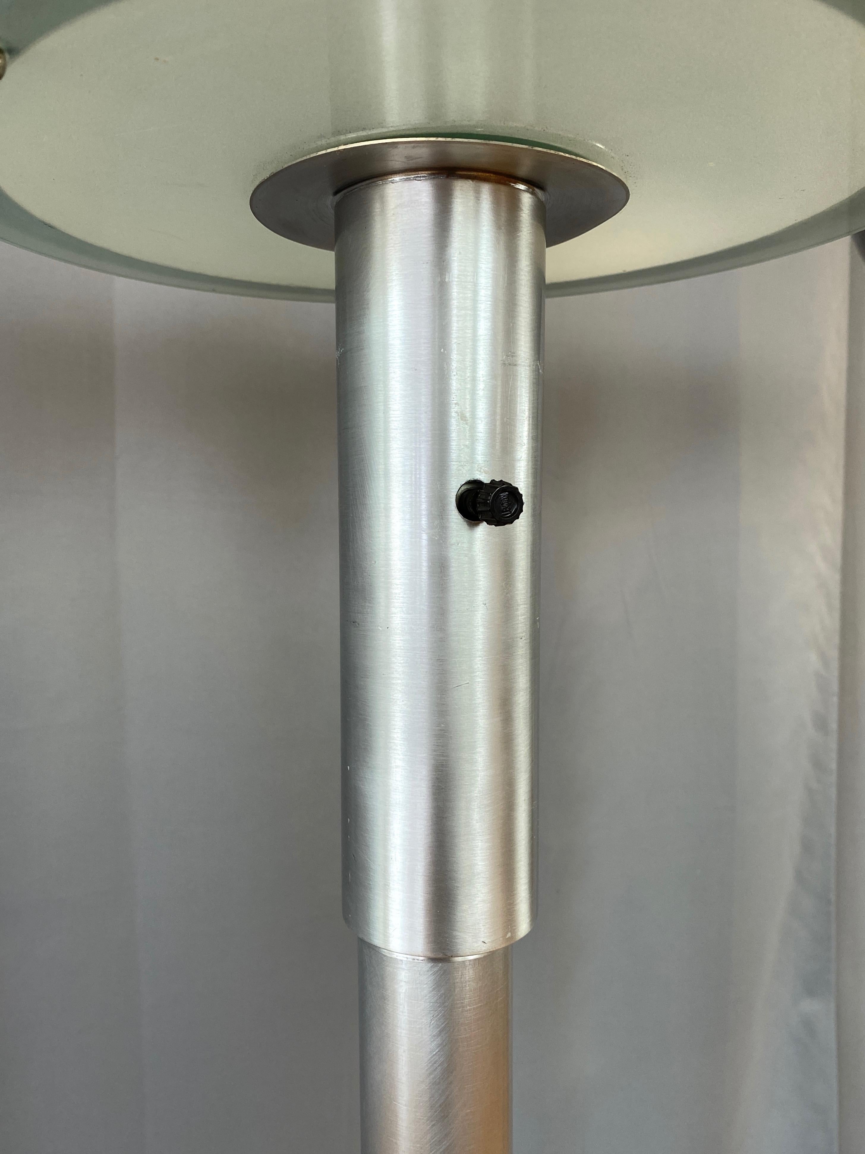 Zwei Aluminium-Torchiere-Stehlampen aus dem Maschinenzeitalter im Stil von Russel Wright im Angebot 11