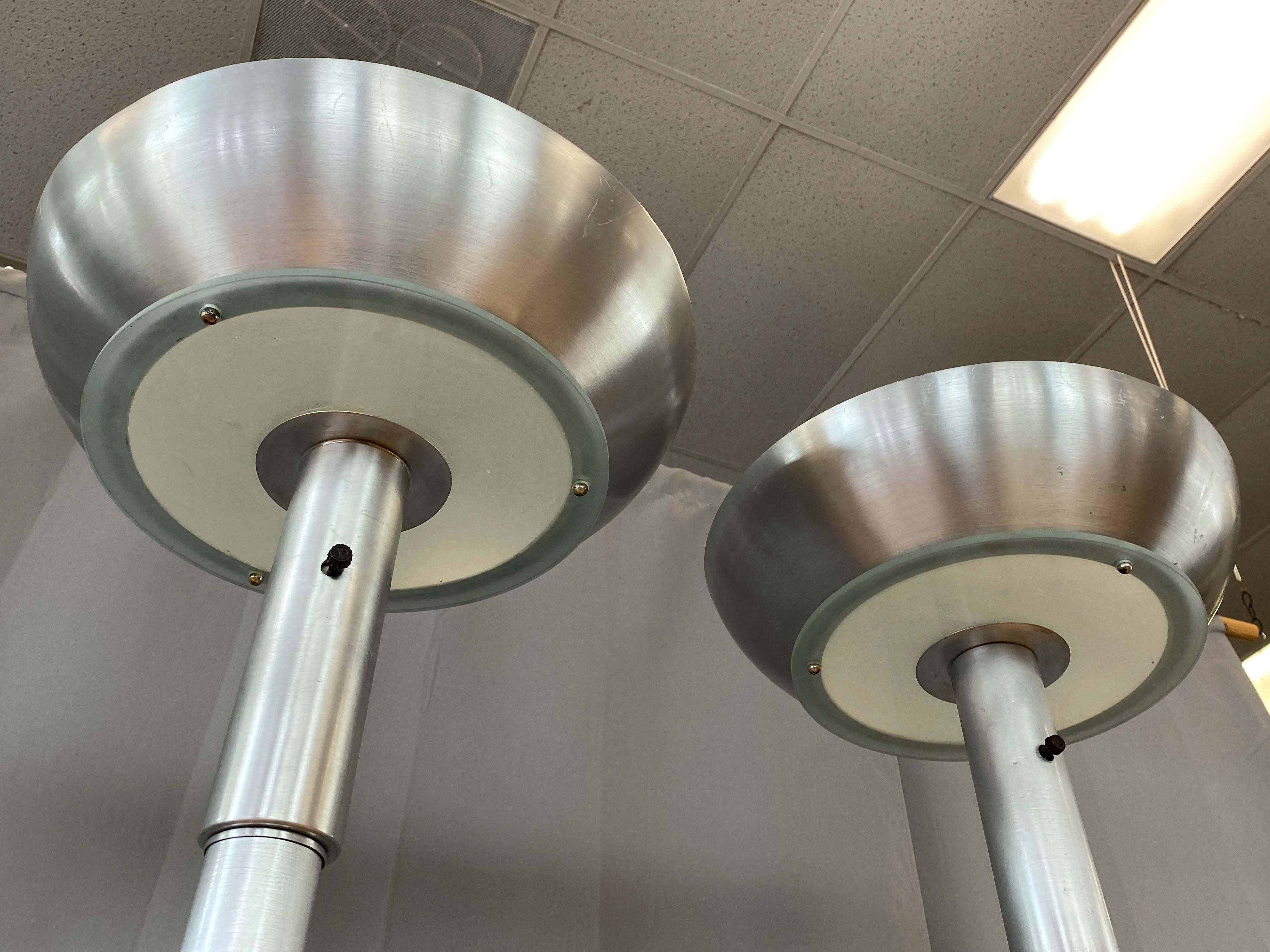 Zwei Aluminium-Torchiere-Stehlampen aus dem Maschinenzeitalter im Stil von Russel Wright im Zustand „Gut“ im Angebot in San Francisco, CA