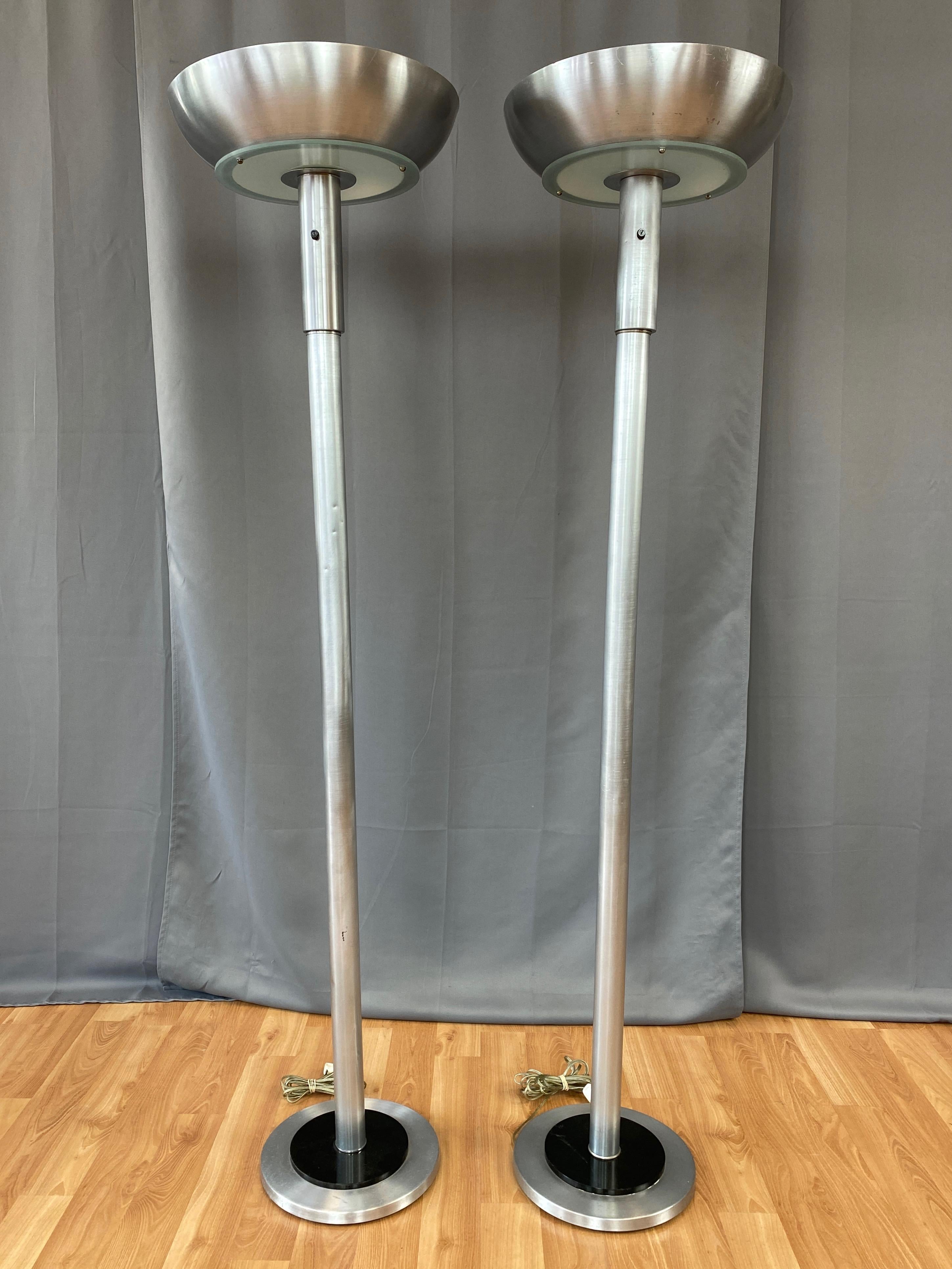 Zwei Aluminium-Torchiere-Stehlampen aus dem Maschinenzeitalter im Stil von Russel Wright im Angebot 1