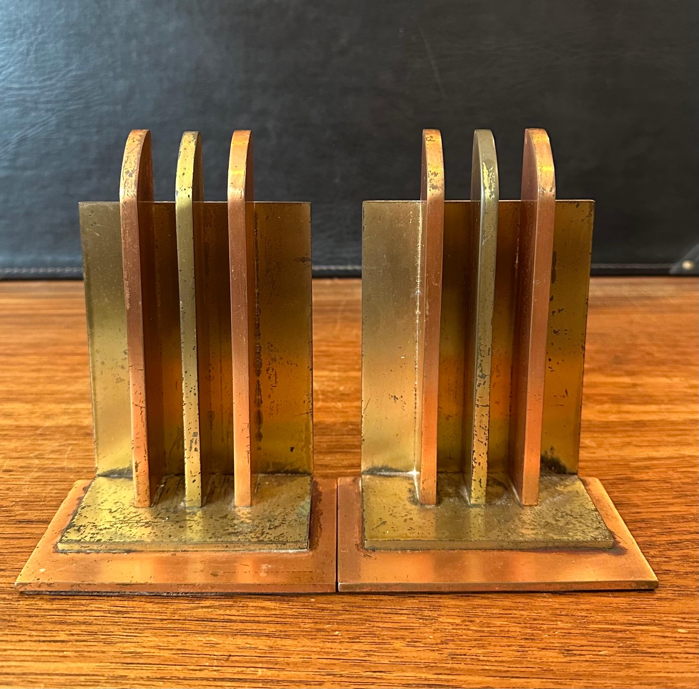 Paire de serre-livres Art Déco de l'ère des machines par Walter Von Nessen pour Chase & Co en vente 3