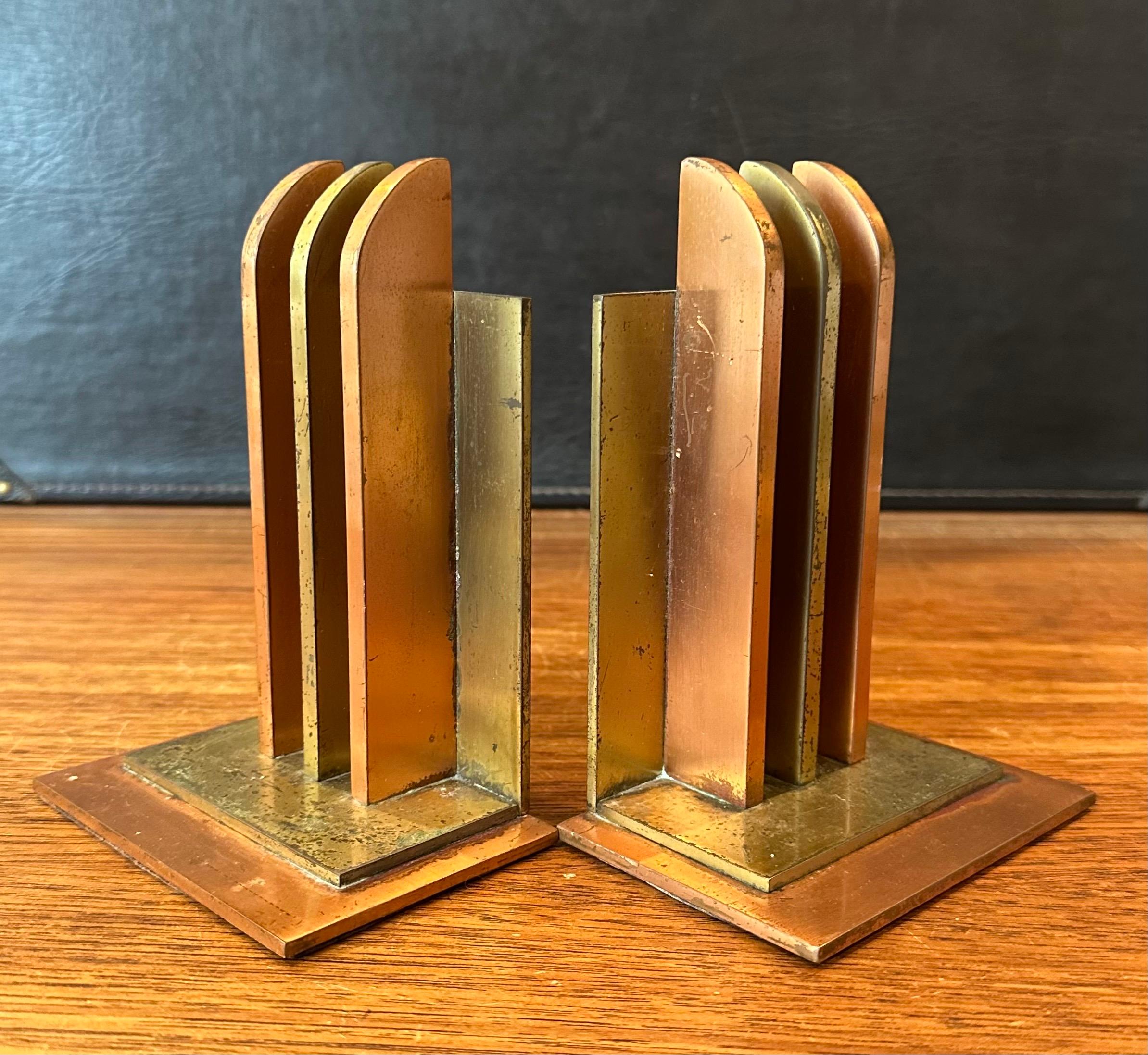 Paire de serre-livres Art Déco de l'ère des machines par Walter Von Nessen pour Chase & Co en vente 4