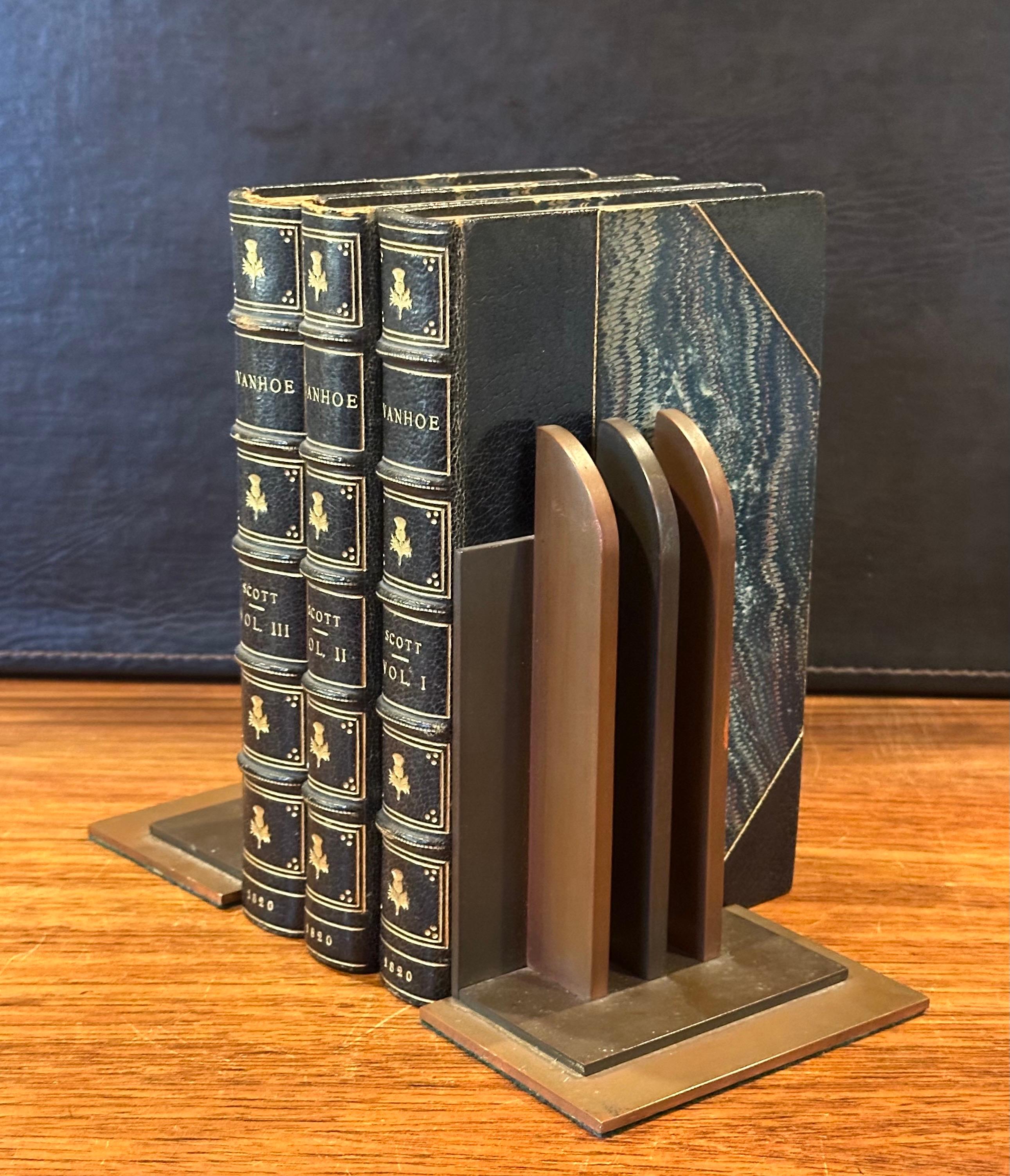 Paire de serre-livres Art Déco de l'ère des machines par Walter Von Nessen pour Chase & Co en vente 7