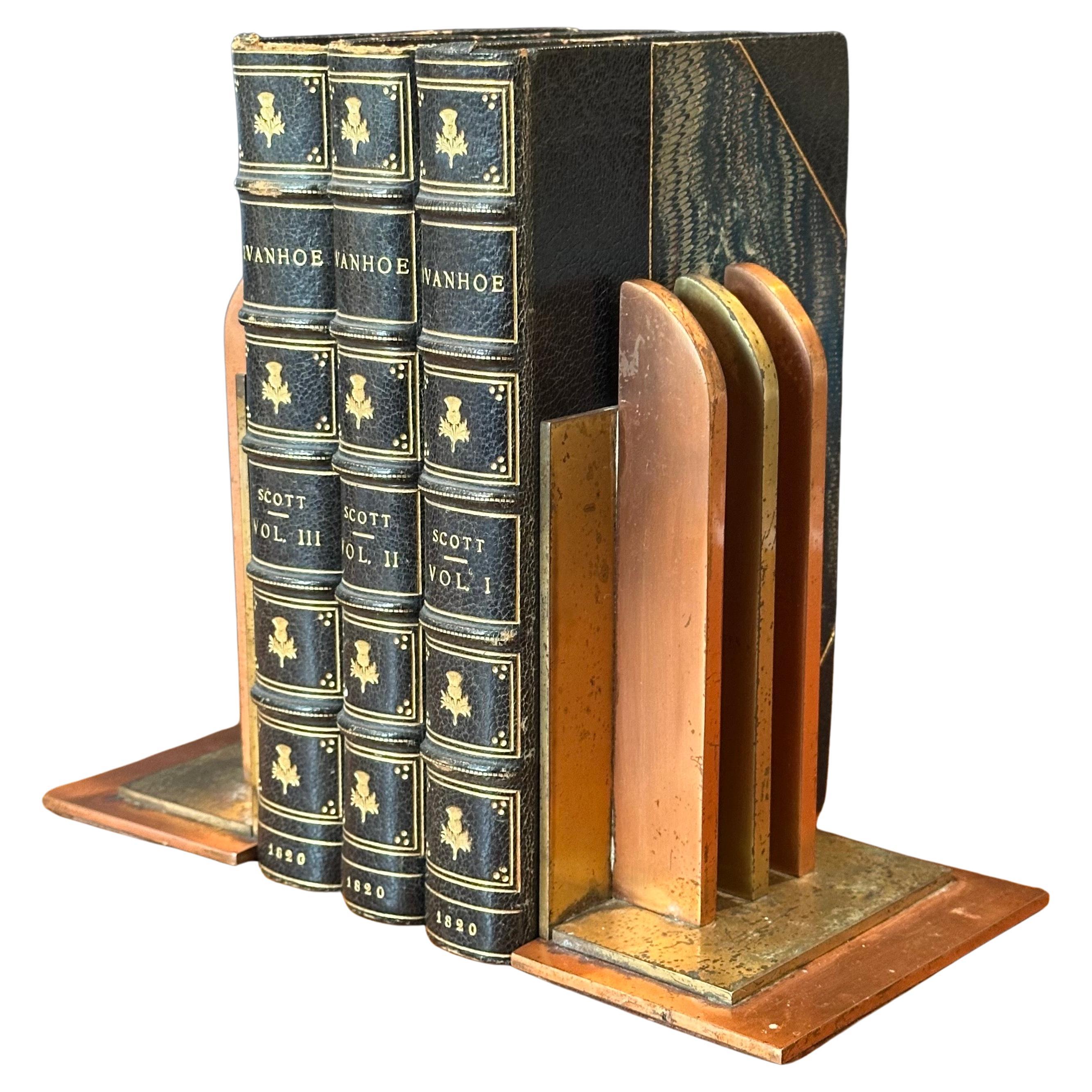 Américain Paire de serre-livres Art Déco de l'ère des machines par Walter Von Nessen pour Chase & Co en vente