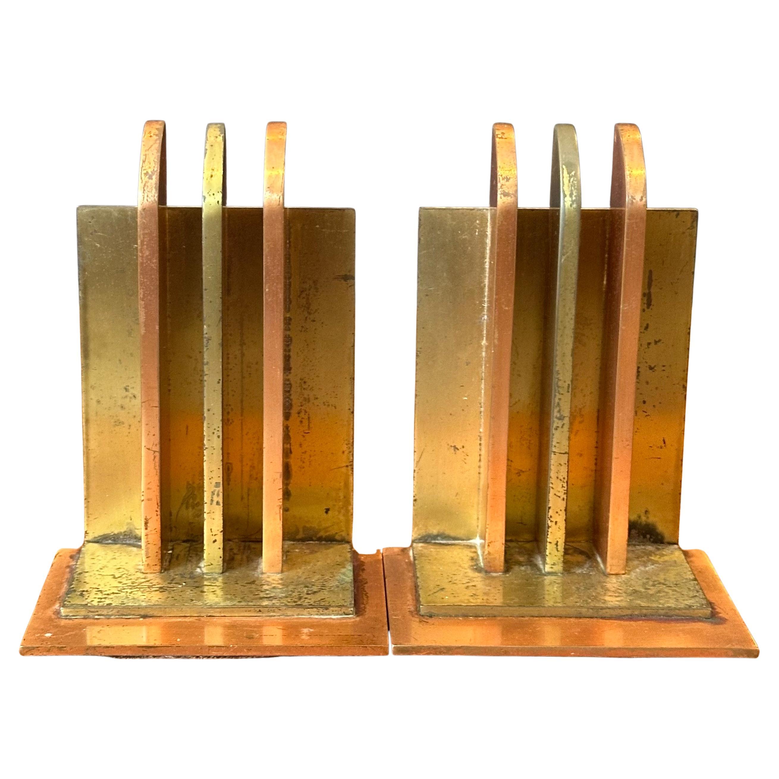 Paire de serre-livres Art Déco de l'ère des machines par Walter Von Nessen pour Chase & Co État moyen - En vente à San Diego, CA