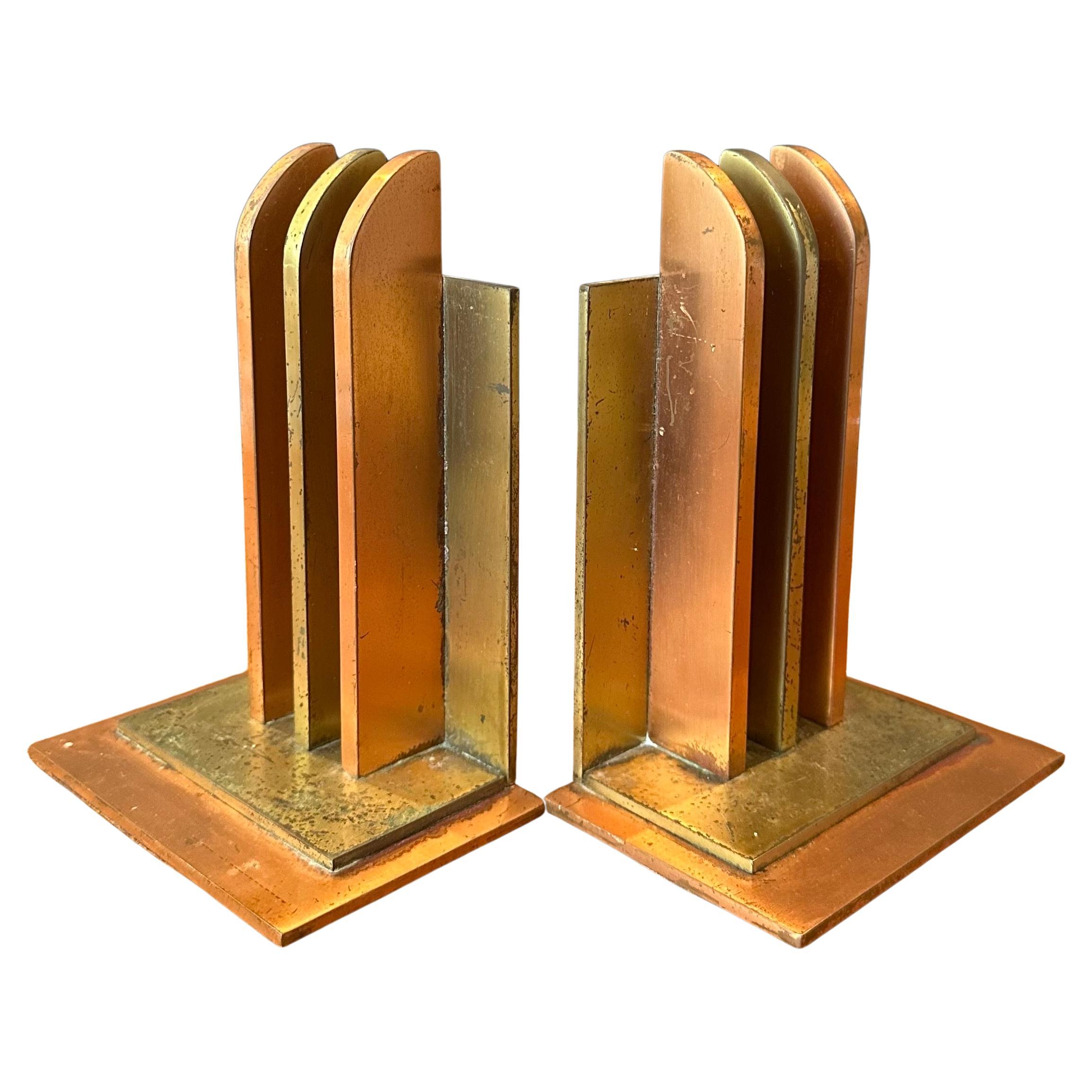 20ième siècle Paire de serre-livres Art Déco de l'ère des machines par Walter Von Nessen pour Chase & Co en vente