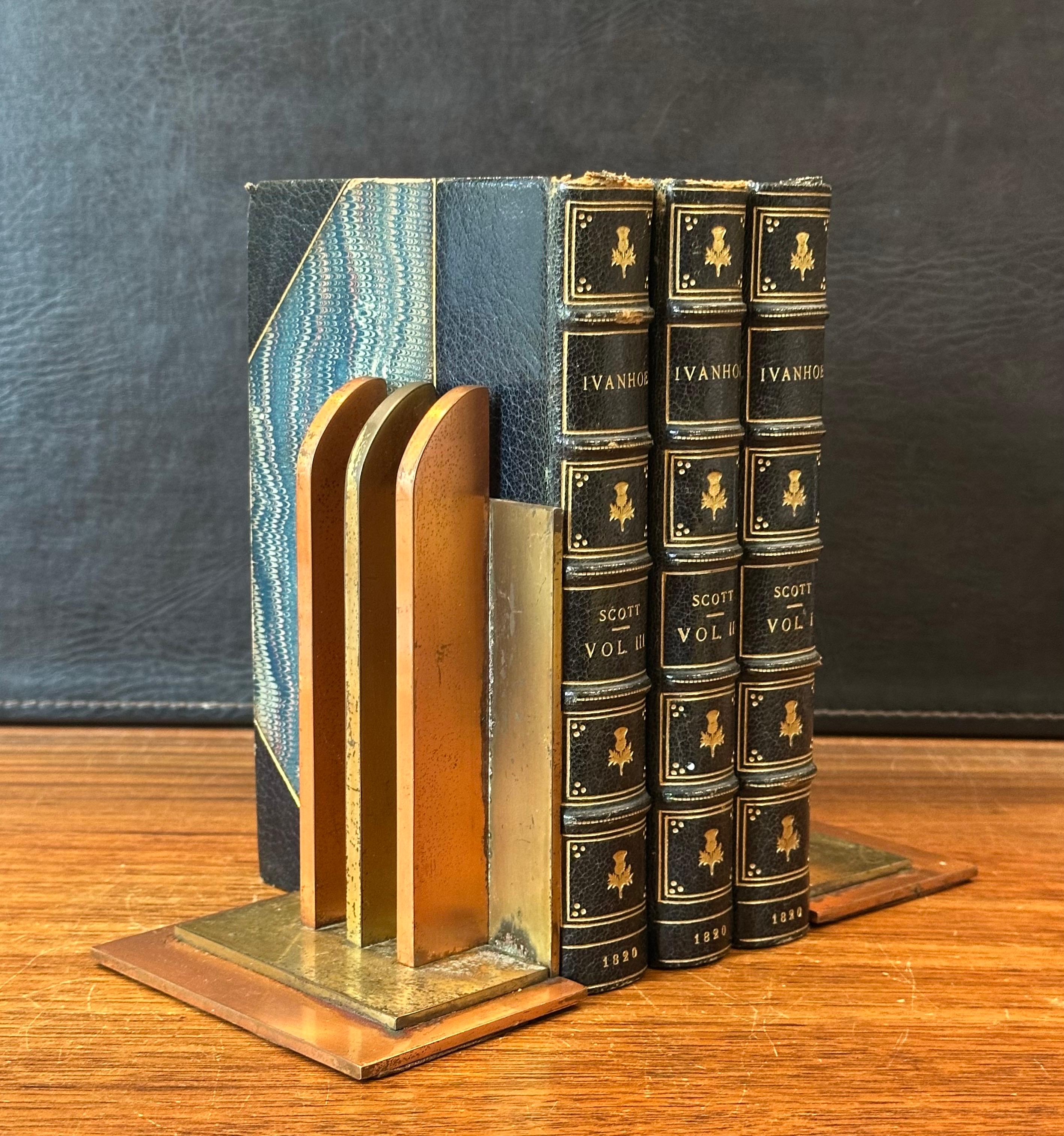 Laiton Paire de serre-livres Art Déco de l'ère des machines par Walter Von Nessen pour Chase & Co en vente