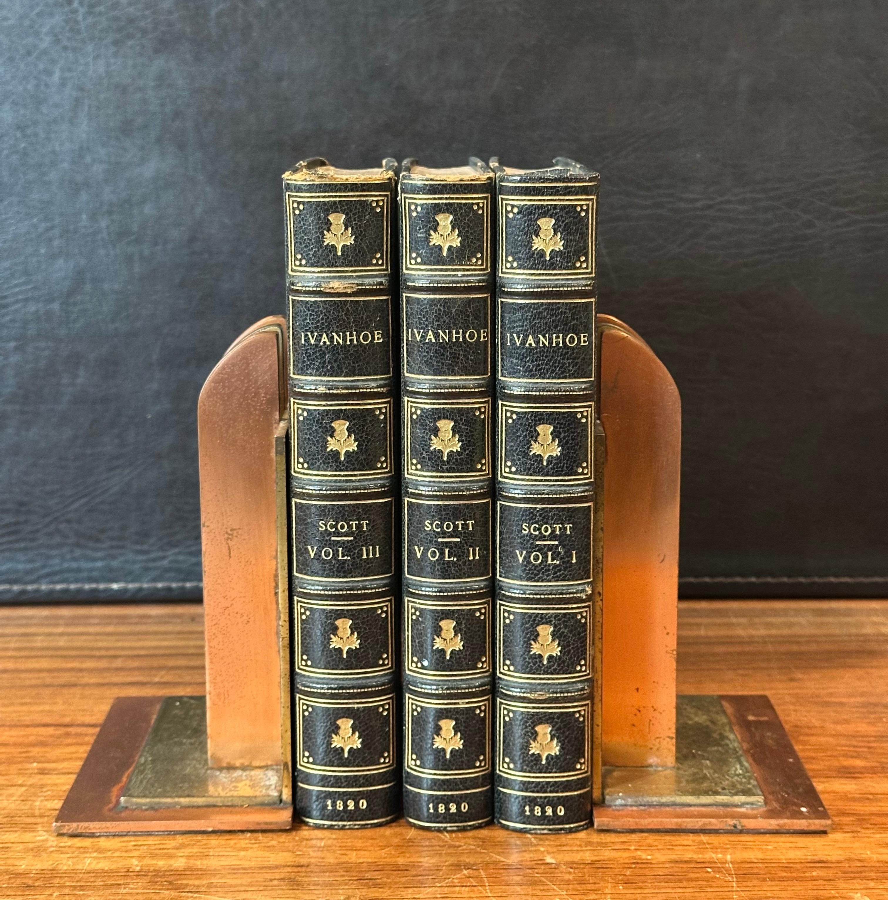 Paire de serre-livres Art Déco de l'ère des machines par Walter Von Nessen pour Chase & Co en vente 1