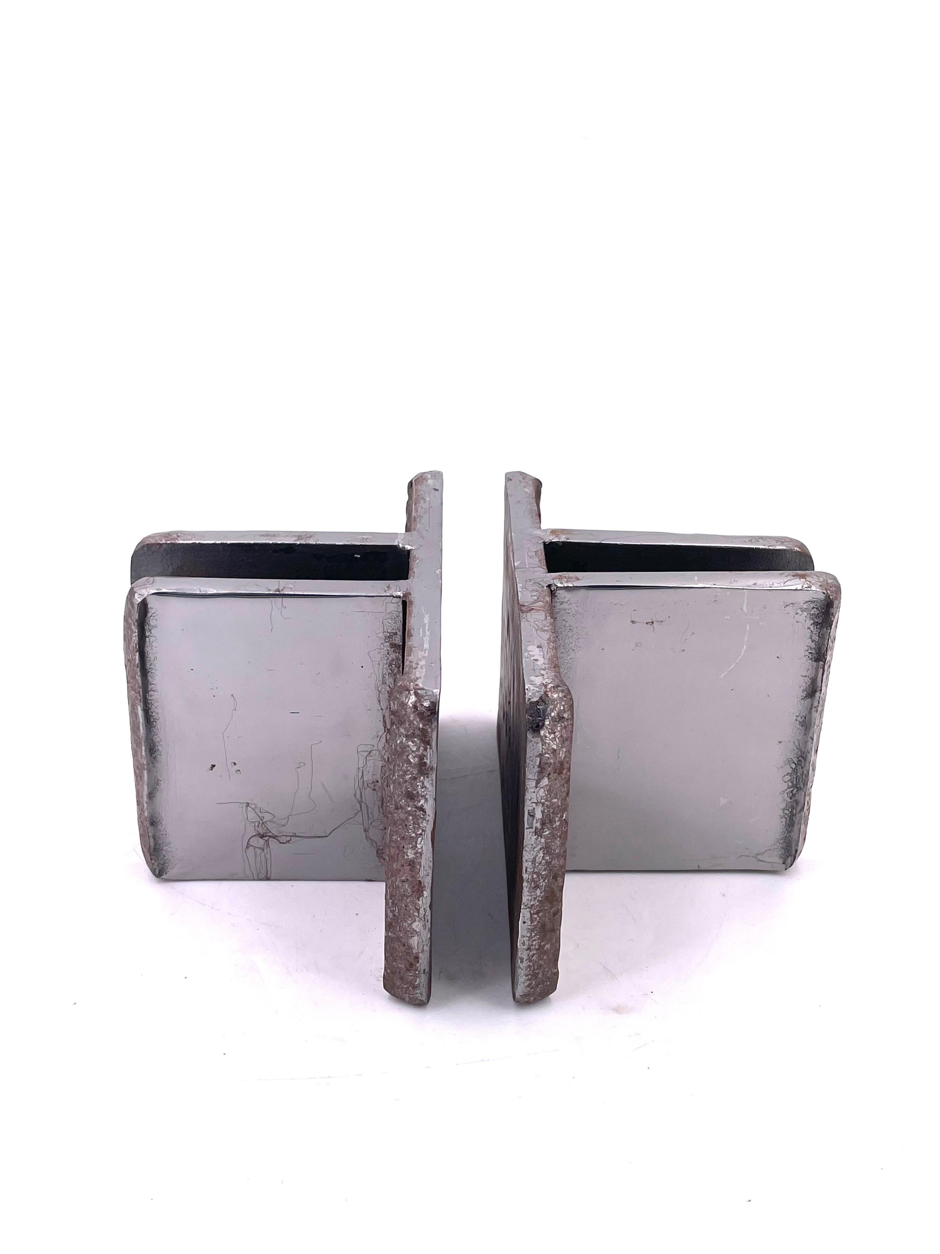 Gorgeous pair of Machine Age or Art Deco bookends in the style of Walter Von Nessen, circa the 1940s. These are solid steel bookends. Great modernist look.




 
