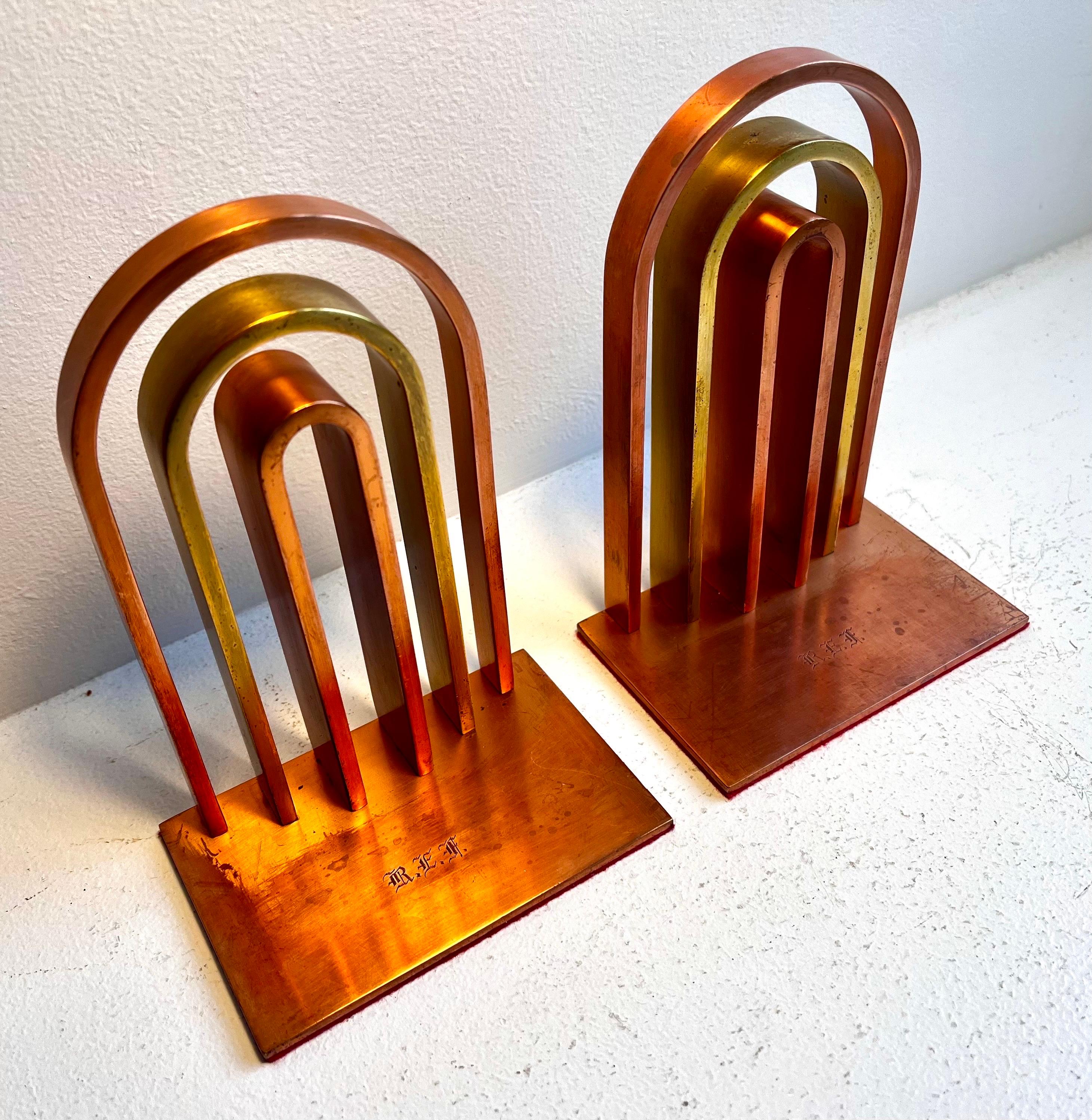 Paire de serre-livres en cuivre et laiton de l'époque Machin Art Déco 
par Walter Von Nessen pour Chase Manufacturing

