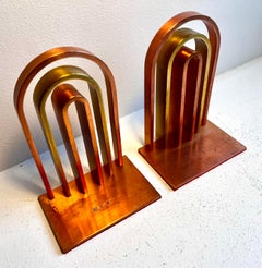 Paire de serre-livres en cuivre et laiton de Walter Von Nessen datant de l'ère Machin.