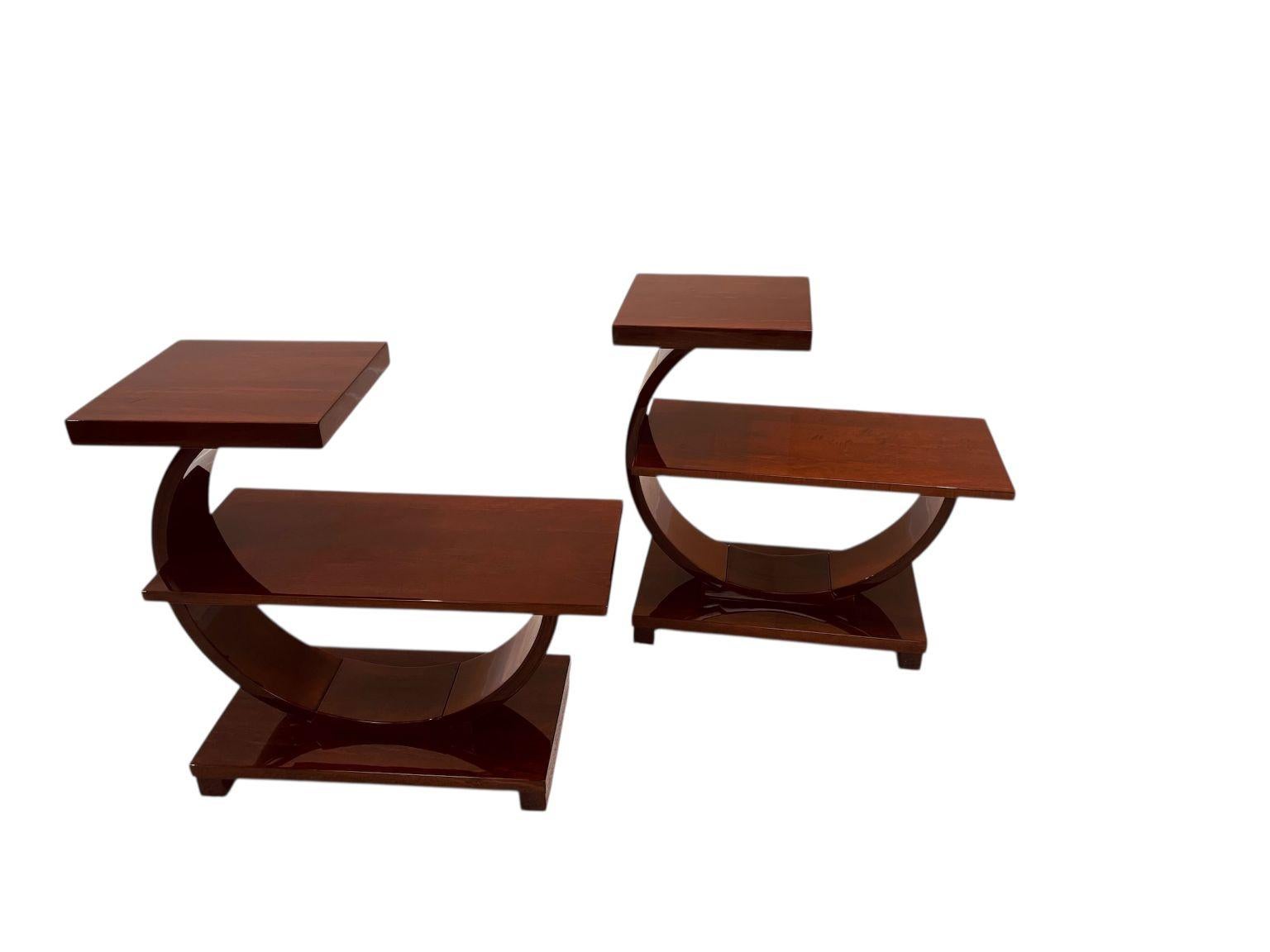 Américain Pair Of Machine Age Art Deco Tables by Modernage Furniture Company C. 1930's en vente