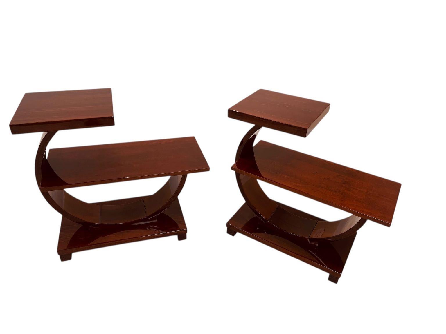 Pair Of Machine Age Art Deco Tables by Modernage Furniture Company C. 1930's Excellent état - En vente à Bernville, PA