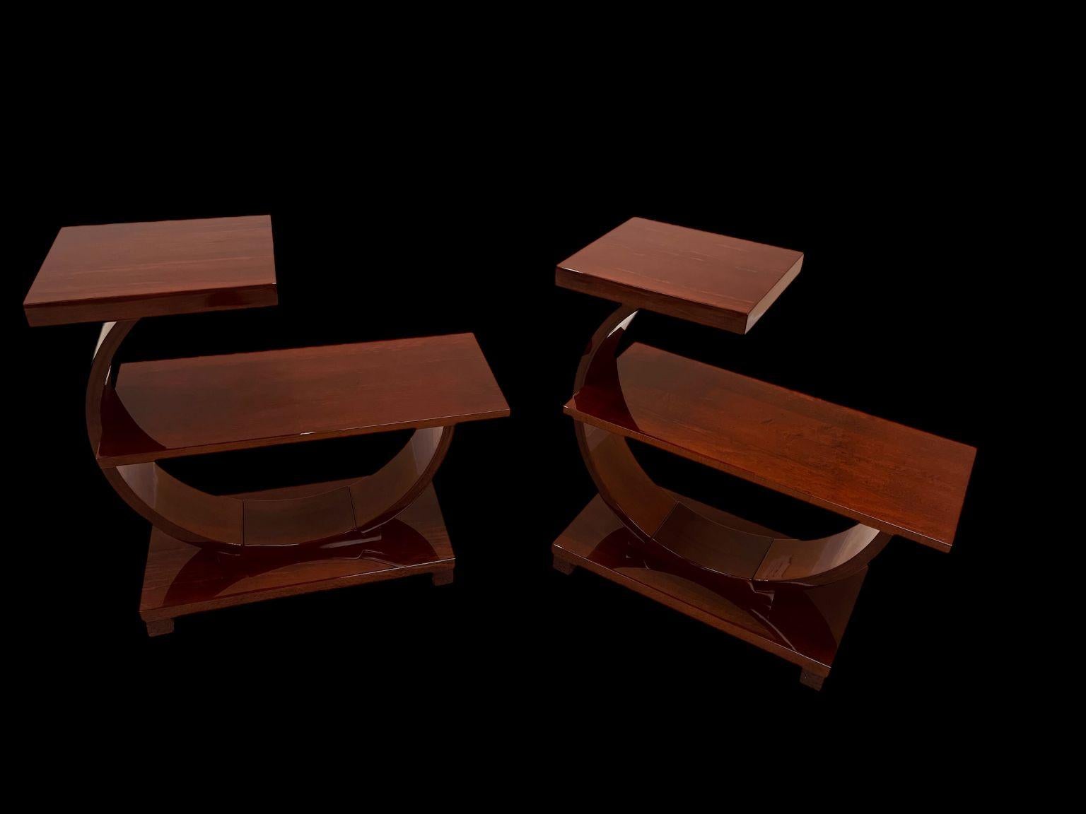 Milieu du XXe siècle Pair Of Machine Age Art Deco Tables by Modernage Furniture Company C. 1930's en vente