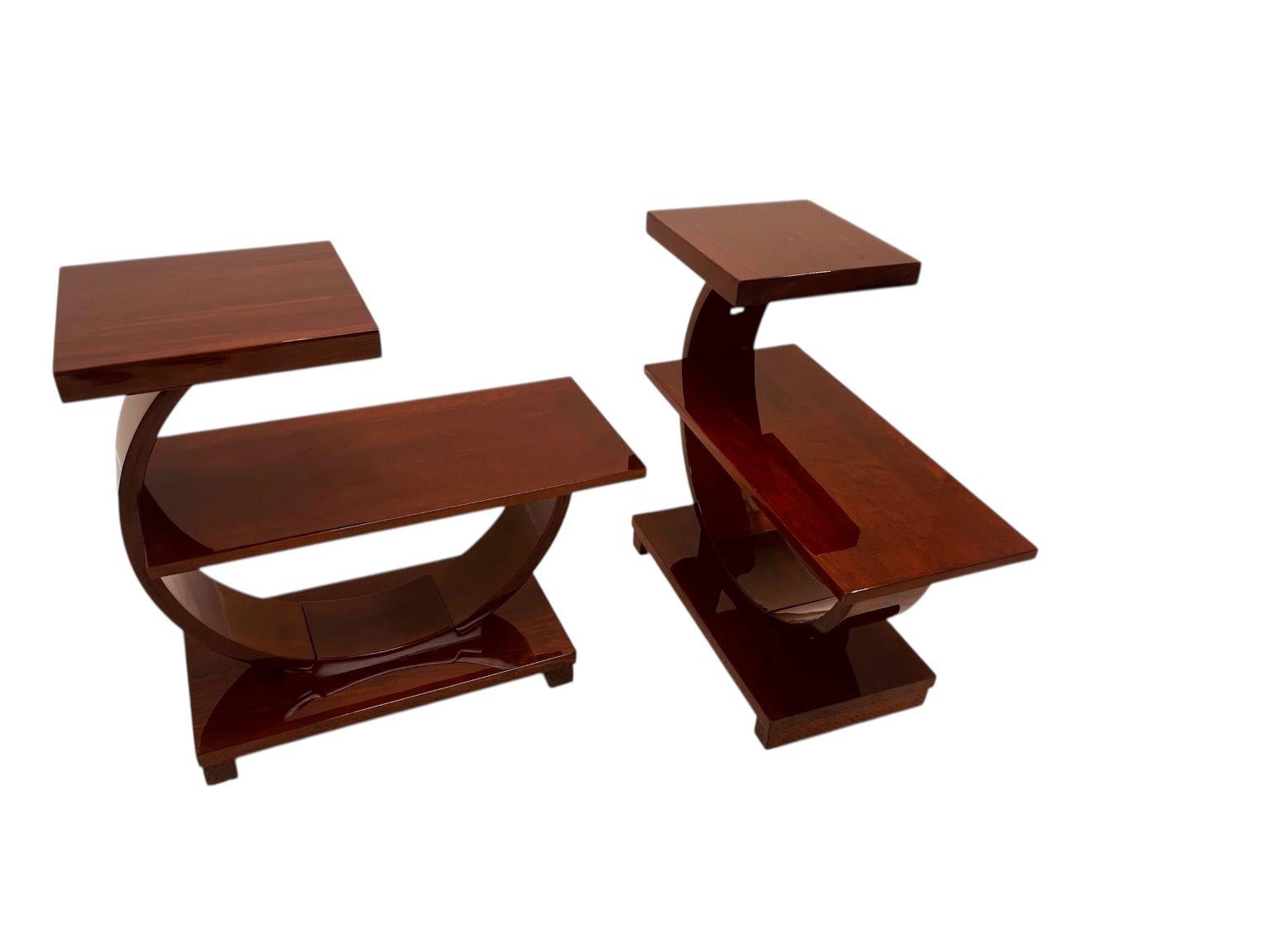Érable Pair Of Machine Age Art Deco Tables by Modernage Furniture Company C. 1930's en vente