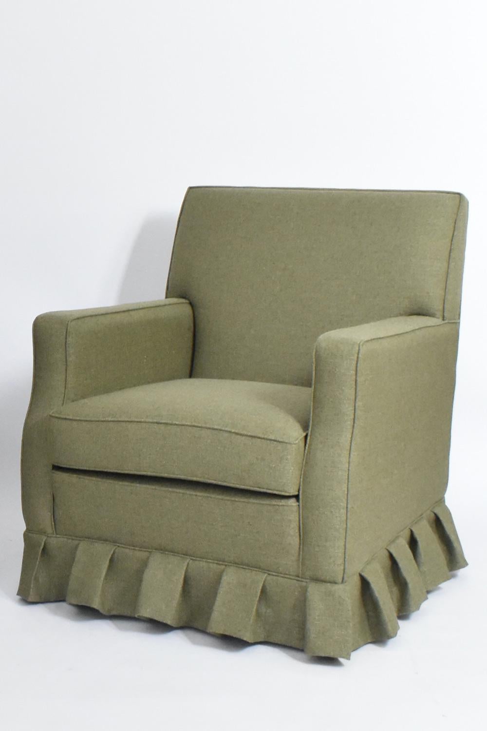 Paire de fauteuils verts de style Madeleine Castaing avec une frange de tissu pliée au bas. France, années 1960
