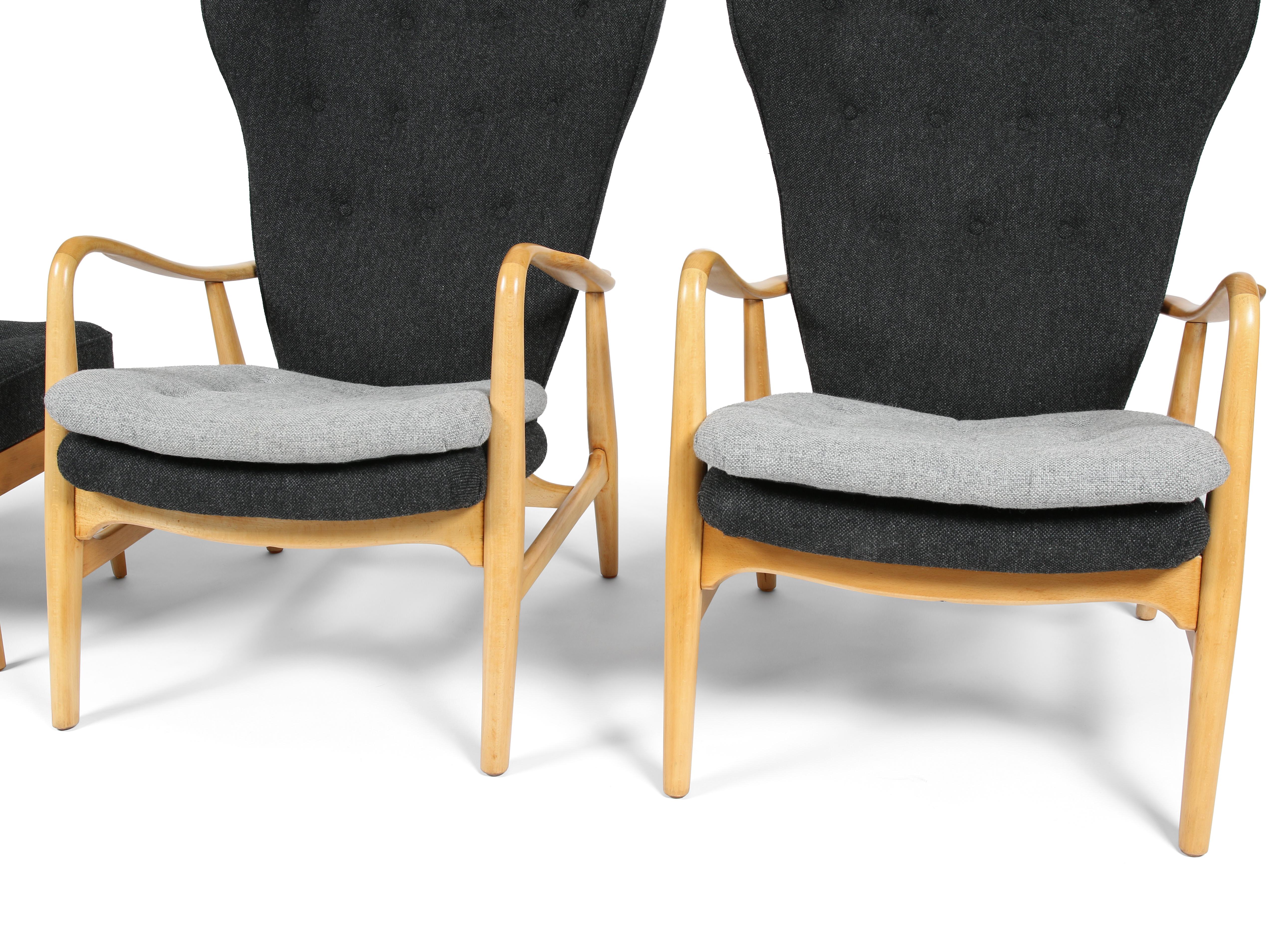 Voici une paire de fauteuils à dossier latéral modèle MS-4 avec ottoman, conçus par Henry Schubell et produits dans les années 1950 par Madsen et Schubell au Danemark (ce modèle a également été cédé sous licence à Vik & Blindheim en Norvège). Il