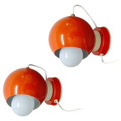 Ein Paar orangefarbene Wandleuchten aus Metall mit Magnethalterung, Mid-Century-Modern, Space-Age-Stil