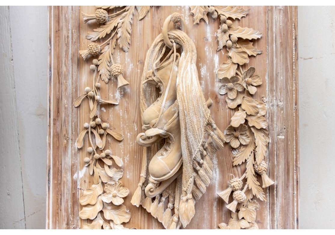 Paire de magnifiques panneaux anciens en bois sculpté français représentant les Four Seasons en vente 5