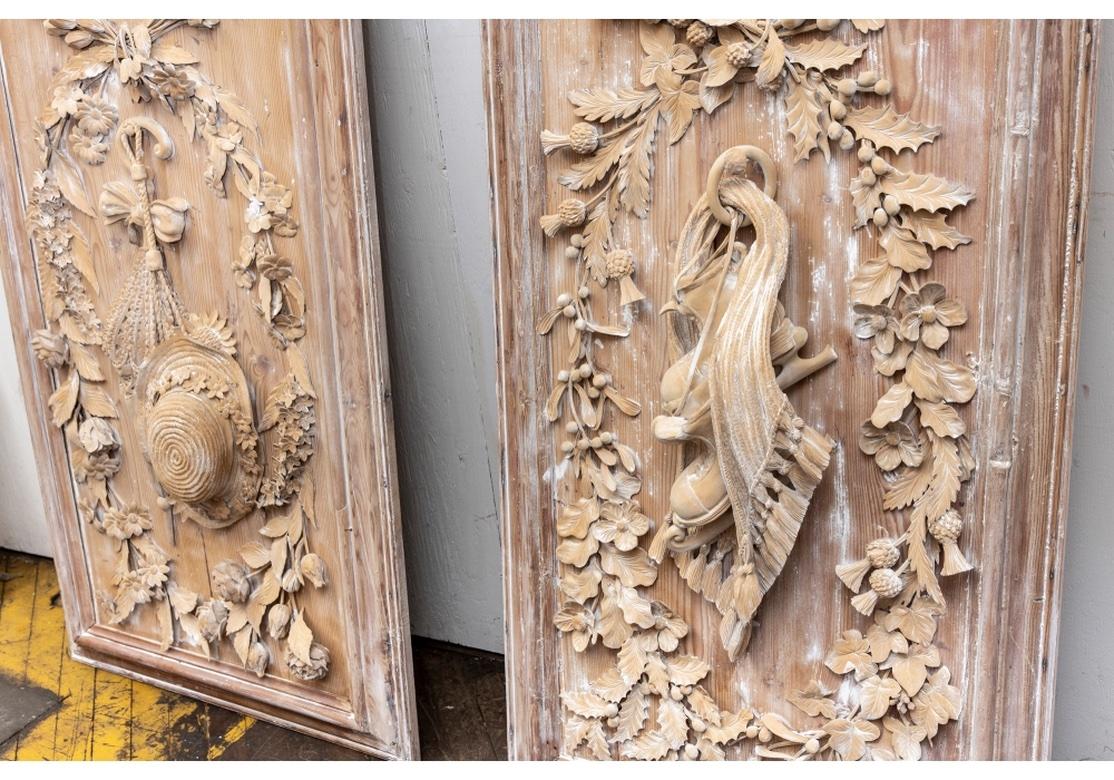 Paire de magnifiques panneaux anciens en bois sculpté français représentant les Four Seasons en vente 6