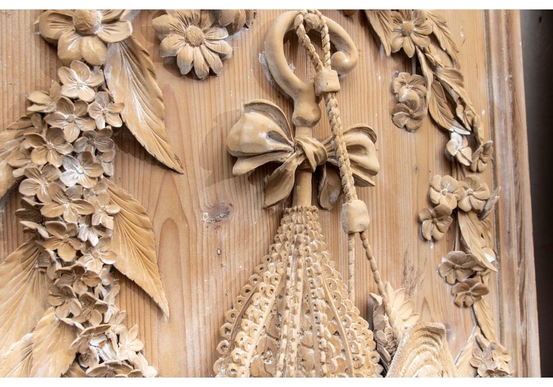 Français Paire de magnifiques panneaux anciens en bois sculpté français représentant les Four Seasons en vente