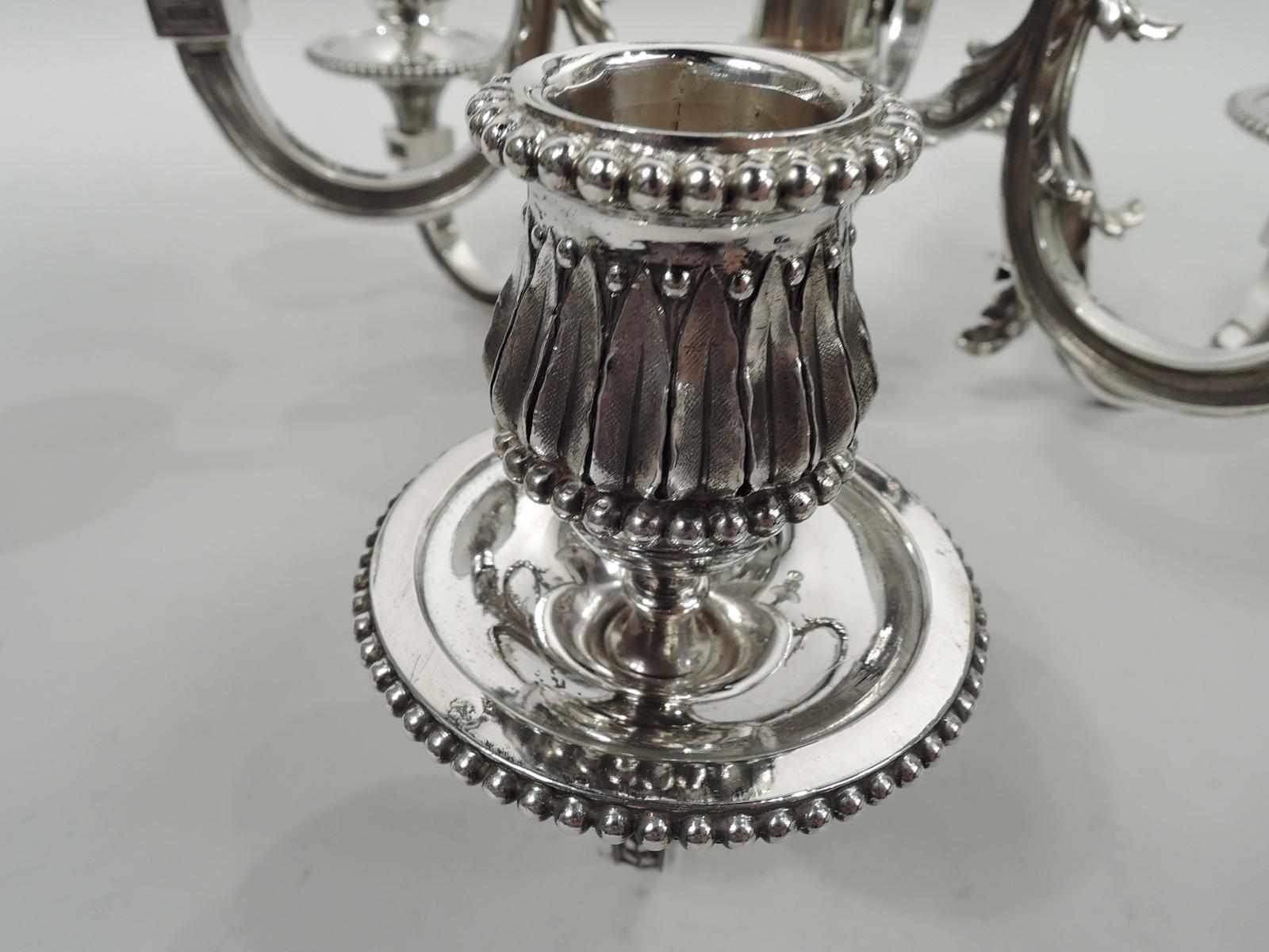 XIXe siècle Magnifique paire de magnifiques candélabres en argent néoclassiques français à 7 lumières en vente