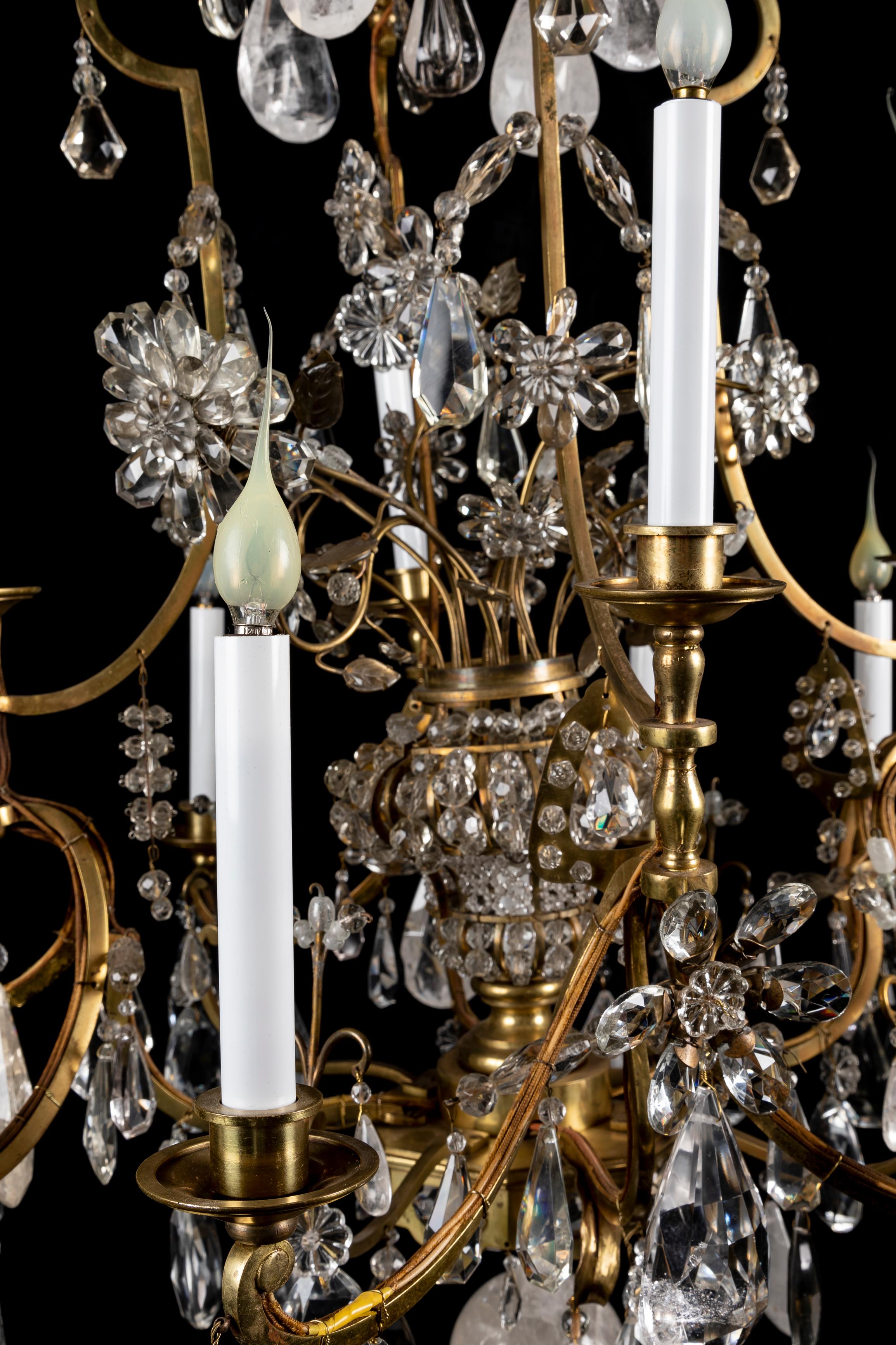 Coppia di magnifici lampadari di cristallo di rocca di grandi dimensioni in stile Bagues francese Luigi XVI in vendita 4