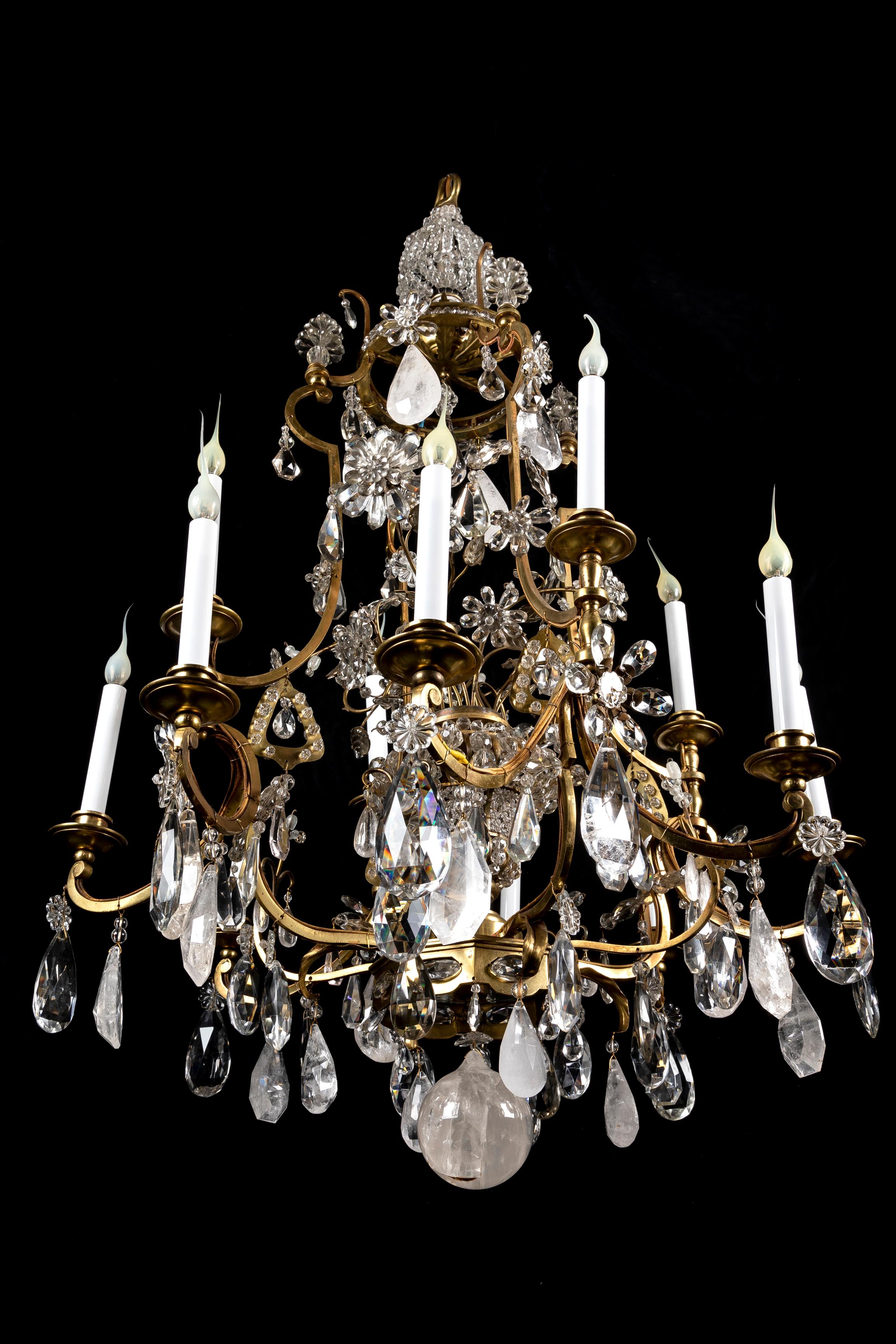 Coppia di magnifici lampadari di cristallo di rocca di grandi dimensioni in stile Bagues francese Luigi XVI in vendita 7