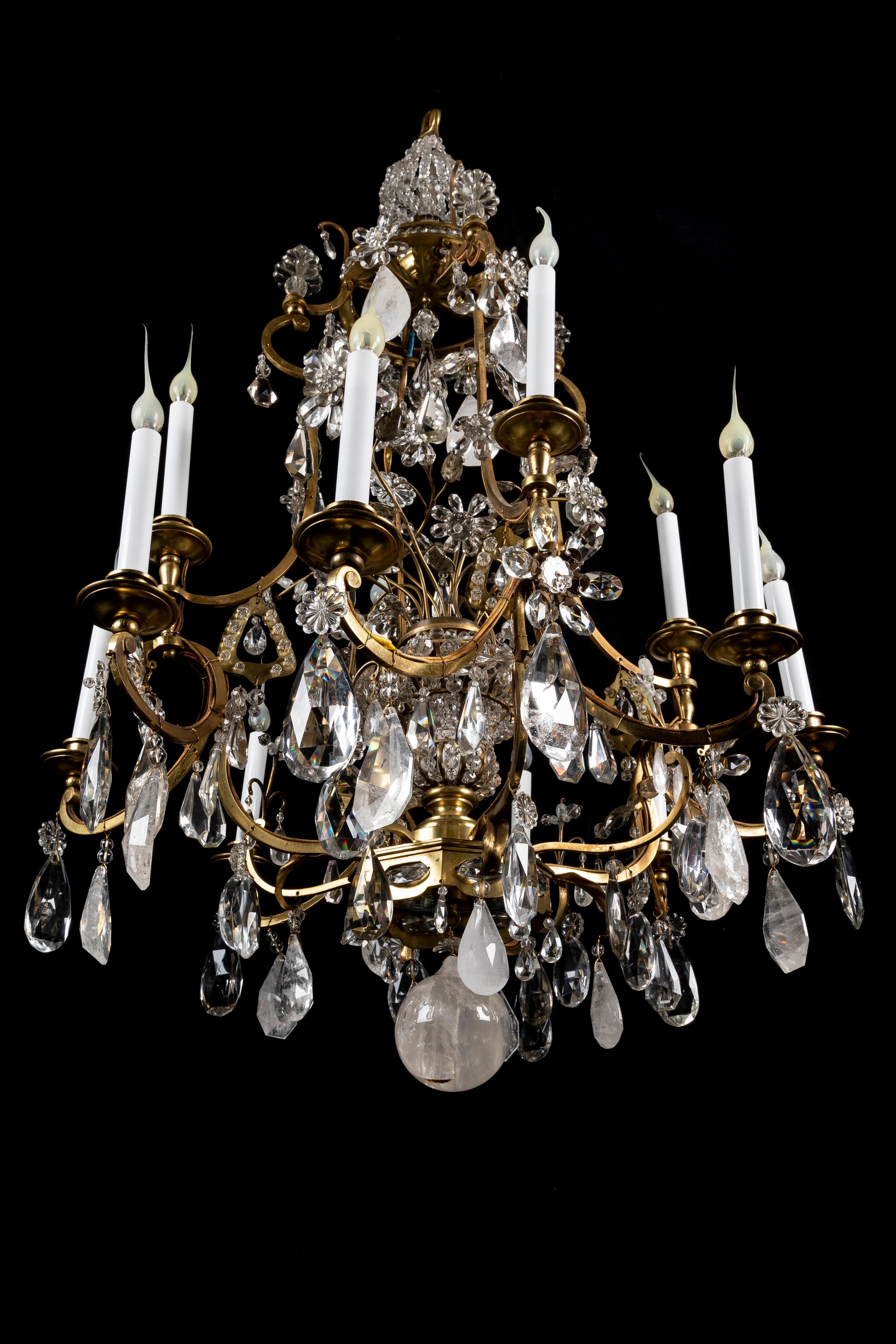 Coppia di magnifici lampadari di cristallo di rocca di grandi dimensioni in stile Bagues francese Luigi XVI in vendita 8