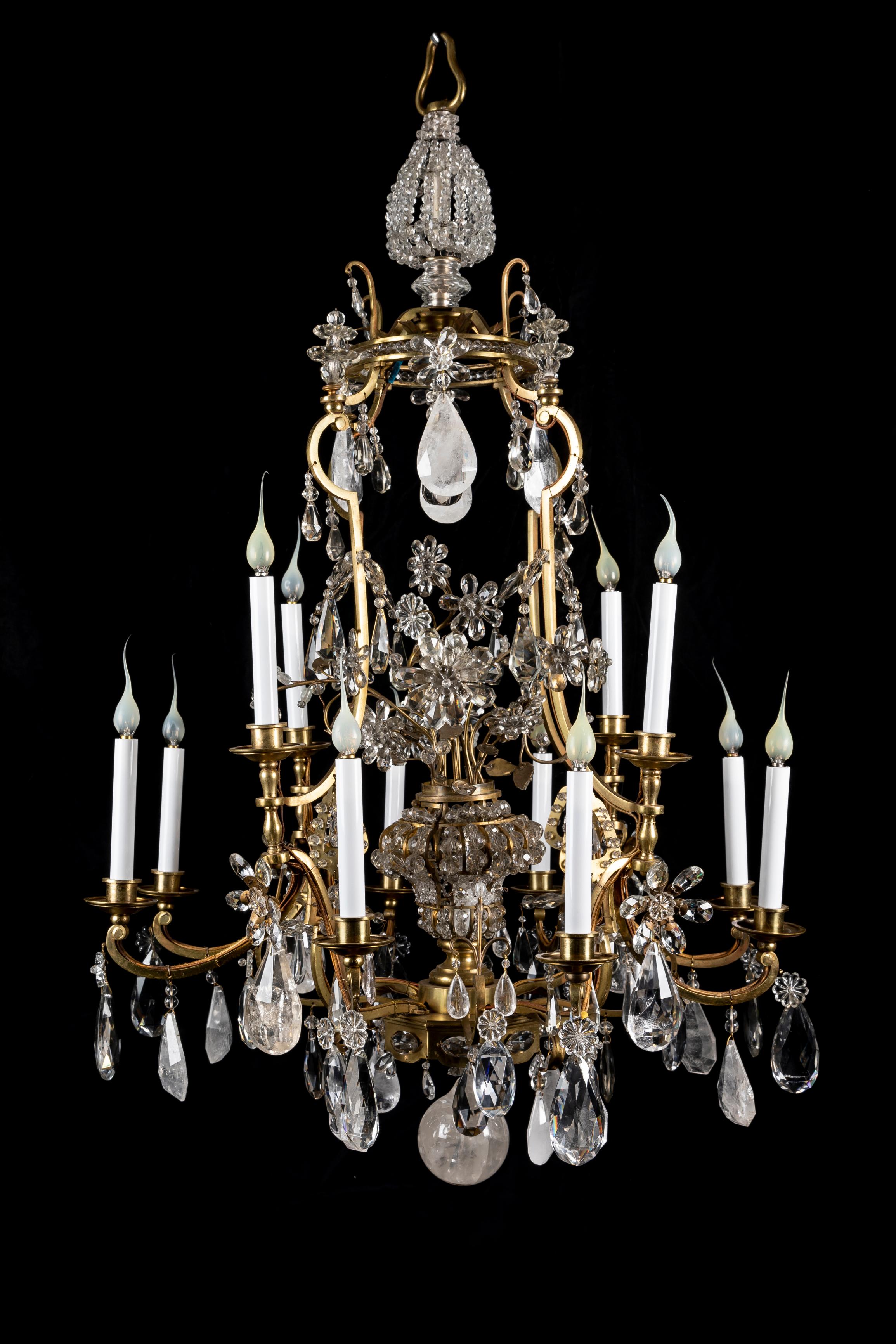 Francese Coppia di magnifici lampadari di cristallo di rocca di grandi dimensioni in stile Bagues francese Luigi XVI in vendita