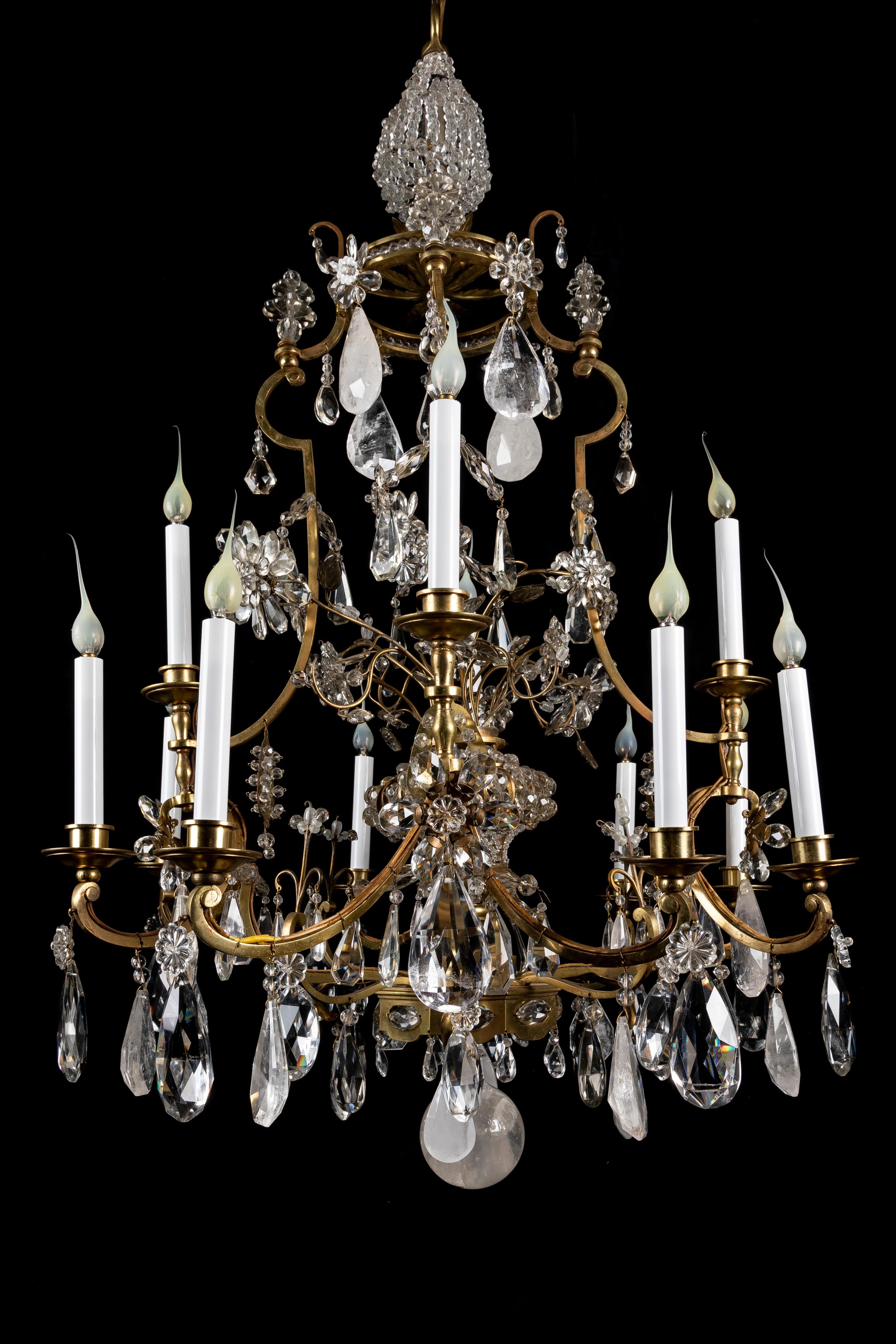 Dorato Coppia di magnifici lampadari di cristallo di rocca di grandi dimensioni in stile Bagues francese Luigi XVI in vendita