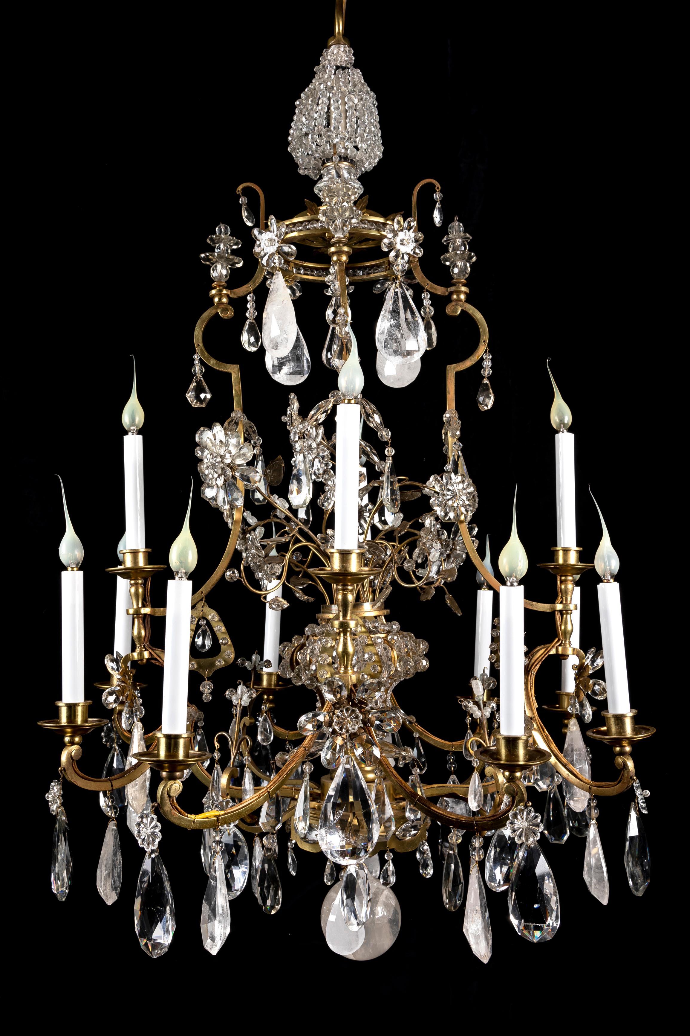 Coppia di magnifici lampadari di cristallo di rocca di grandi dimensioni in stile Bagues francese Luigi XVI In condizioni buone in vendita a New York, NY