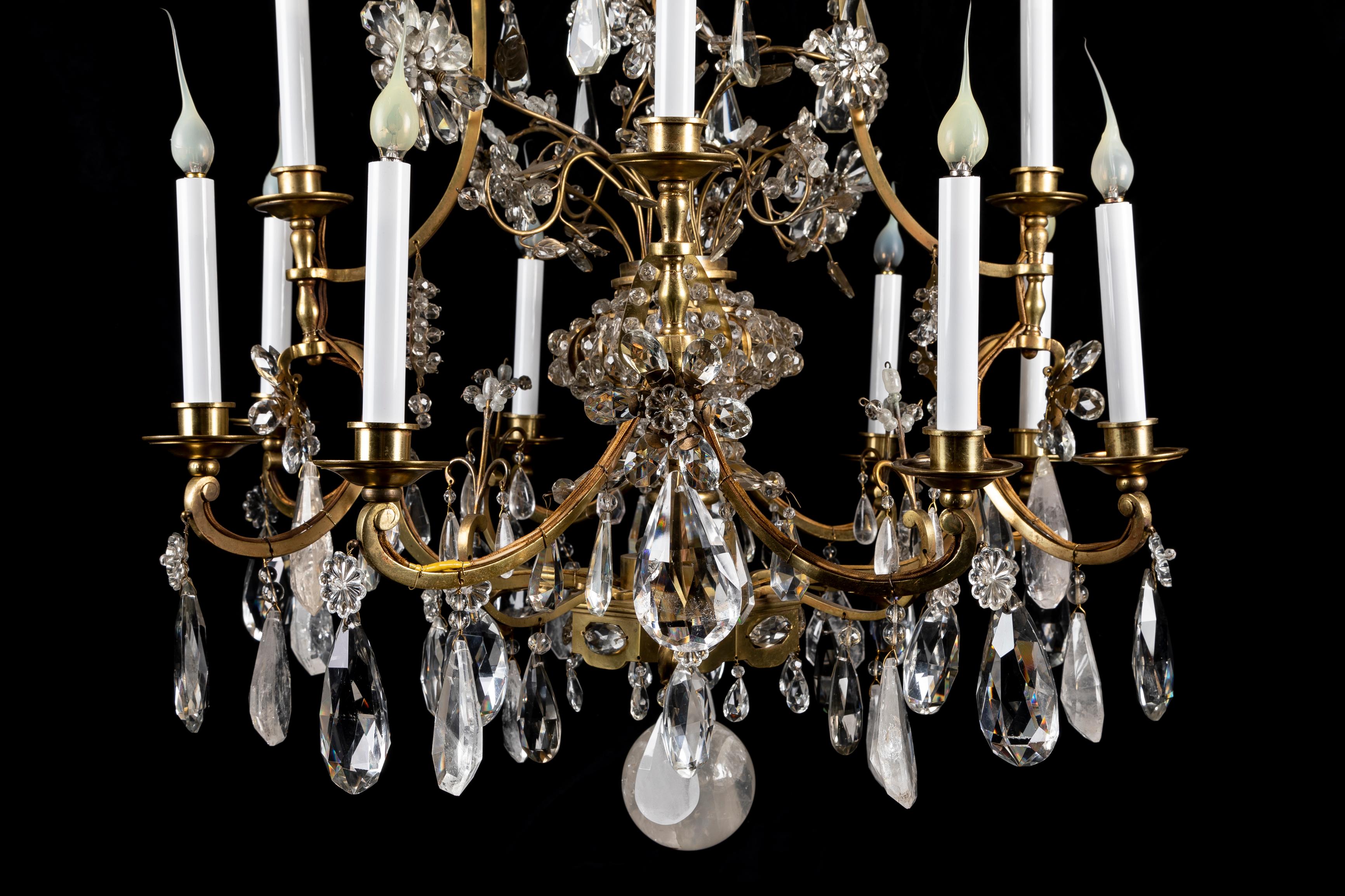 XX secolo Coppia di magnifici lampadari di cristallo di rocca di grandi dimensioni in stile Bagues francese Luigi XVI in vendita