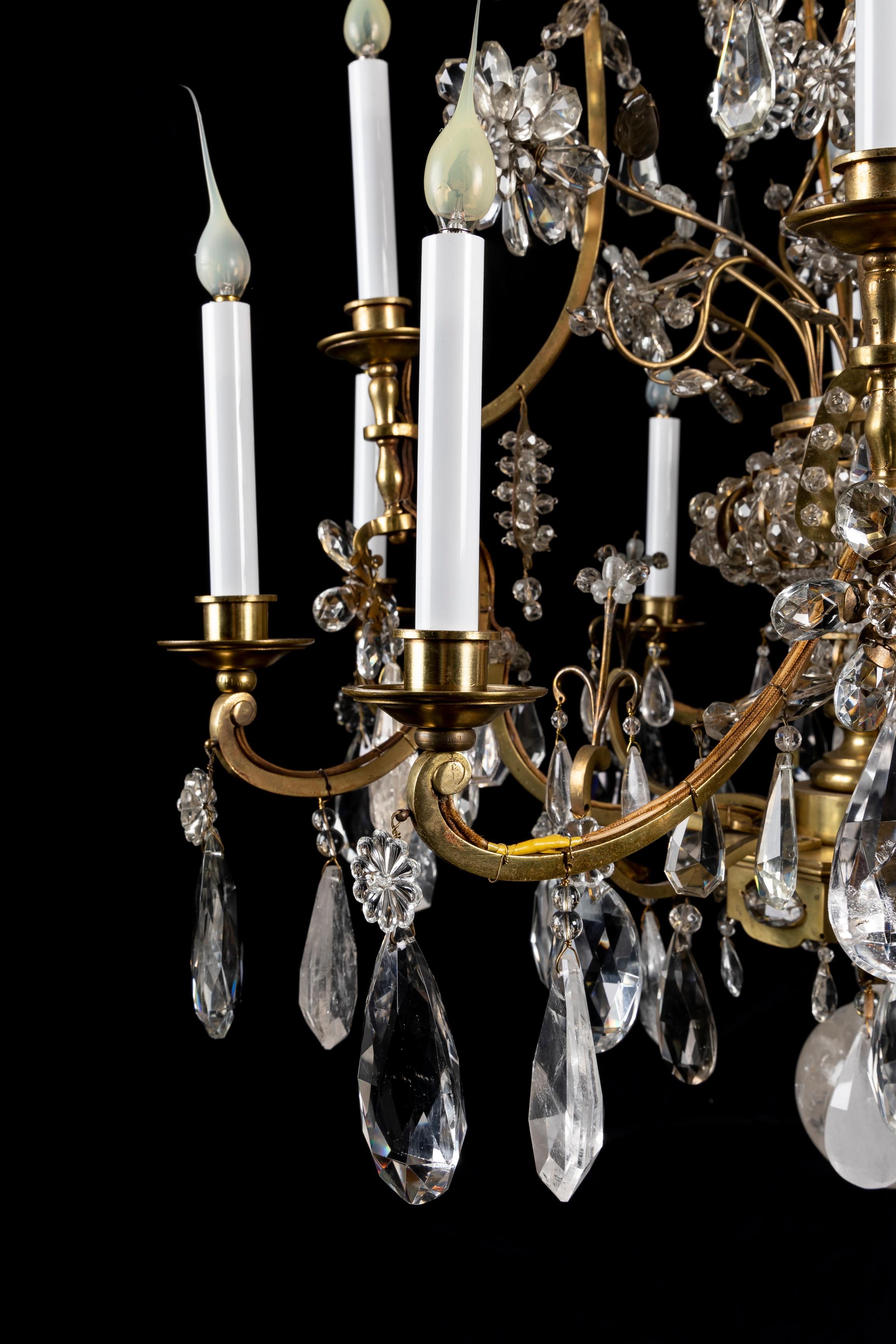 Bronzo Coppia di magnifici lampadari di cristallo di rocca di grandi dimensioni in stile Bagues francese Luigi XVI in vendita