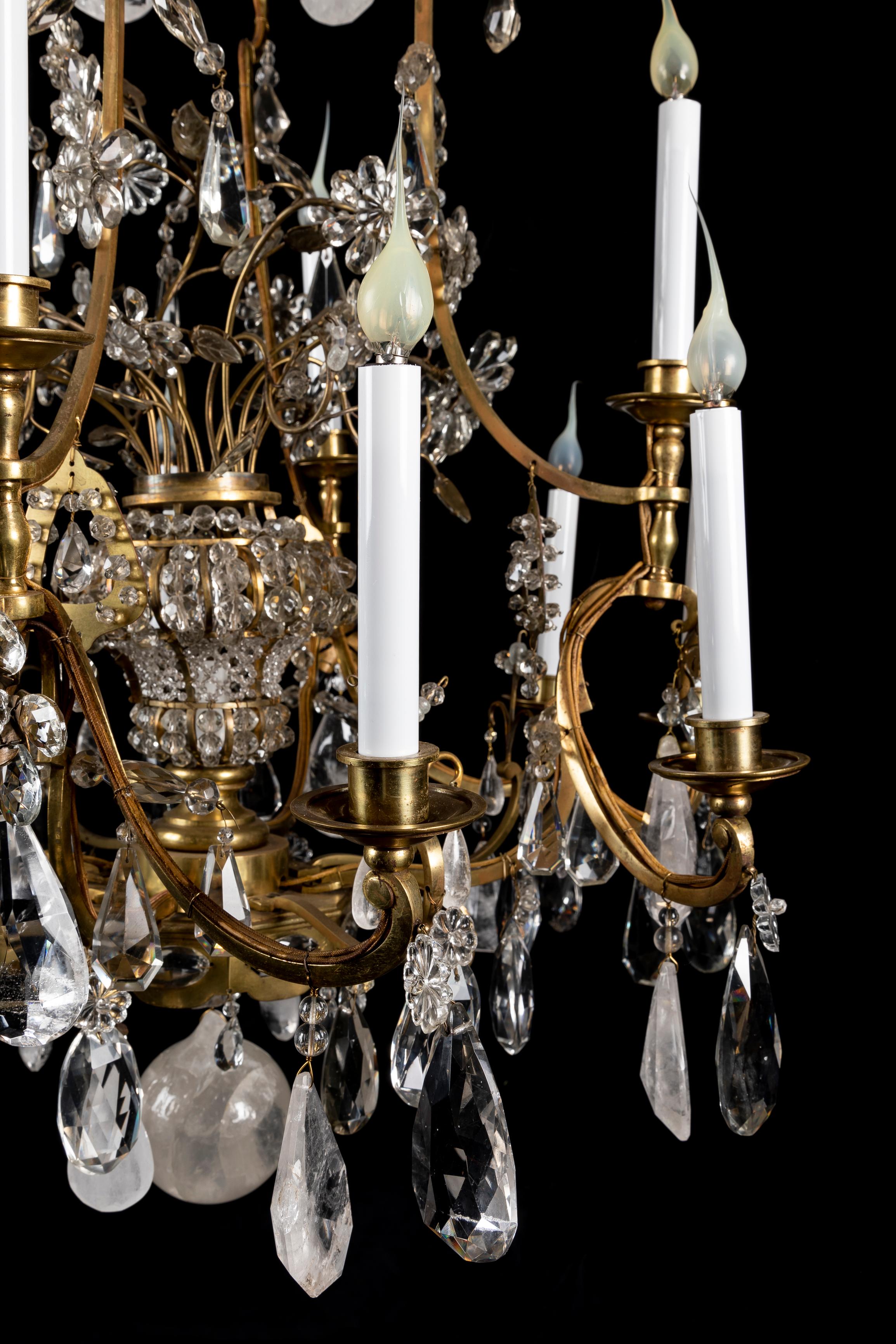 Coppia di magnifici lampadari di cristallo di rocca di grandi dimensioni in stile Bagues francese Luigi XVI in vendita 1
