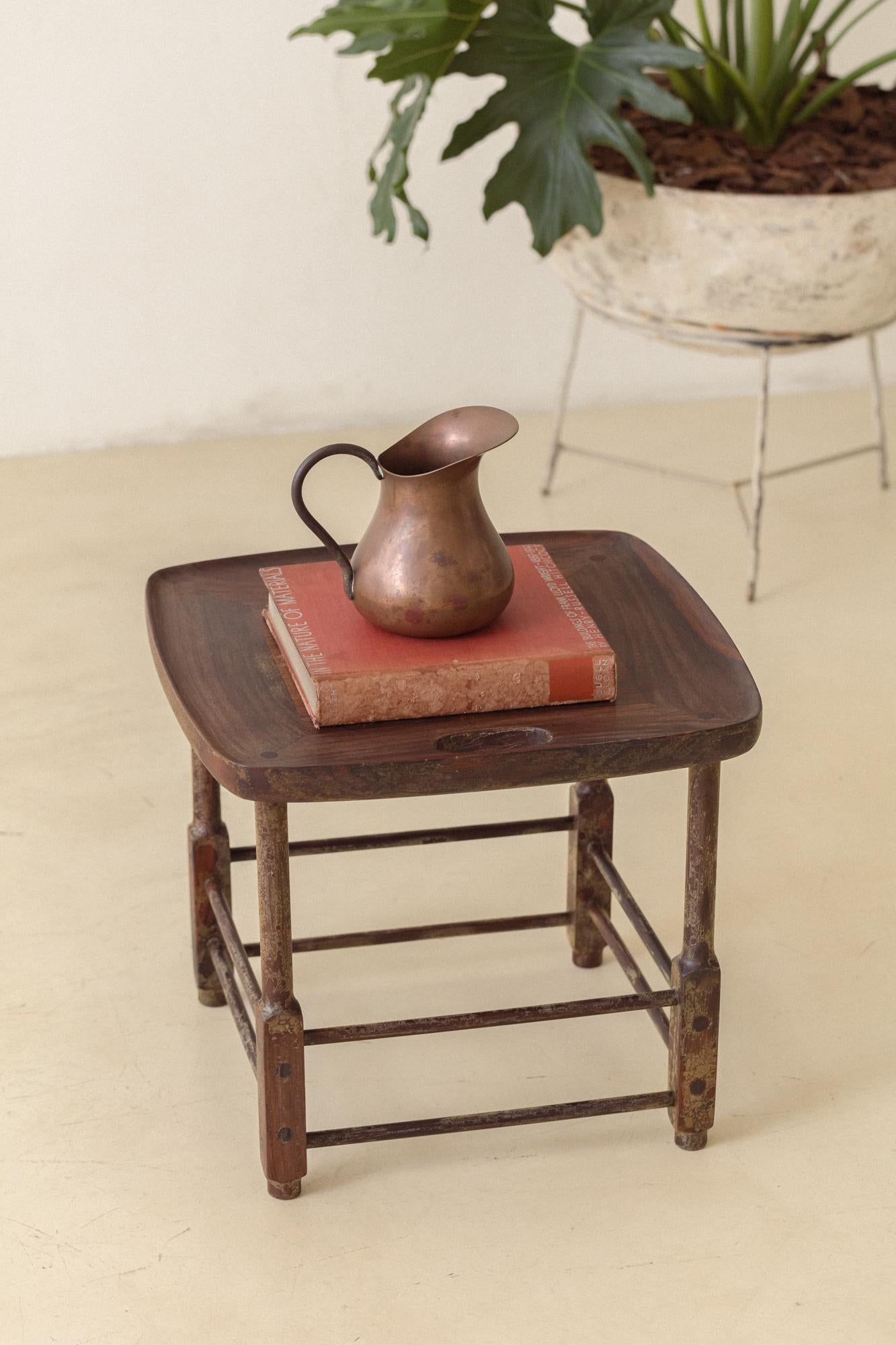 Le tabouret Magrini a été conçu en 1963 par Sergio Rodrigues et produit par son entreprise, Oca.

Ces pièces sont composées d'une structure solide en bois de rose avec des pieds tournés et peuvent être utilisées comme sièges et supports. Le