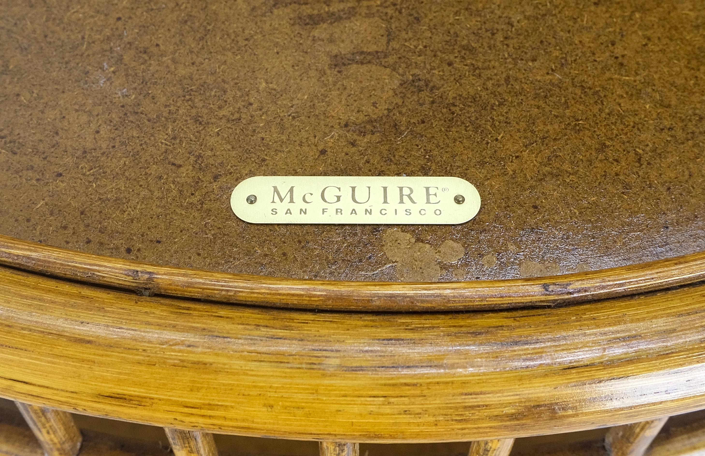 Paire de tables de service rondes Maguire à trois niveaux en roseau et cannage avec plateau en galerie  en vente 4