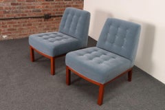 Paire de fauteuils pantoufles en acajou et mohair bleu par Edward Wormley pour Dunbar