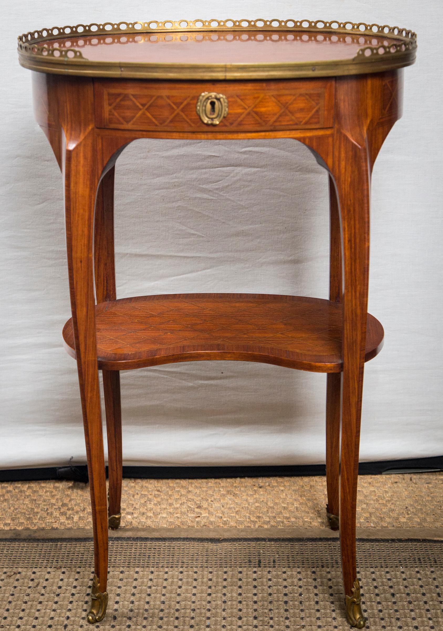 Pair of Mahogany and Brass Inlaid End Tables In Good Condition For Sale In Woodbury, CT