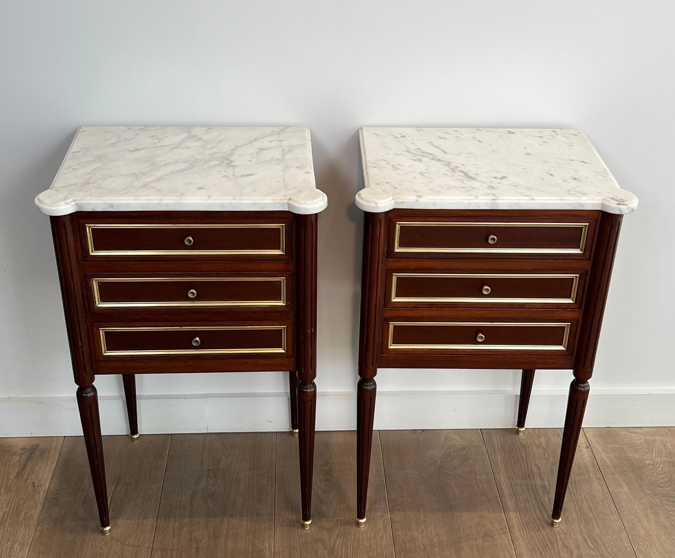 Neoclassico Coppia di tavolini o comodini in mogano e ottone con marmo di Carrara in vendita