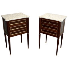 Paire de tables d'appoint ou de chevets en acajou et laiton avec marbre de Carrare
