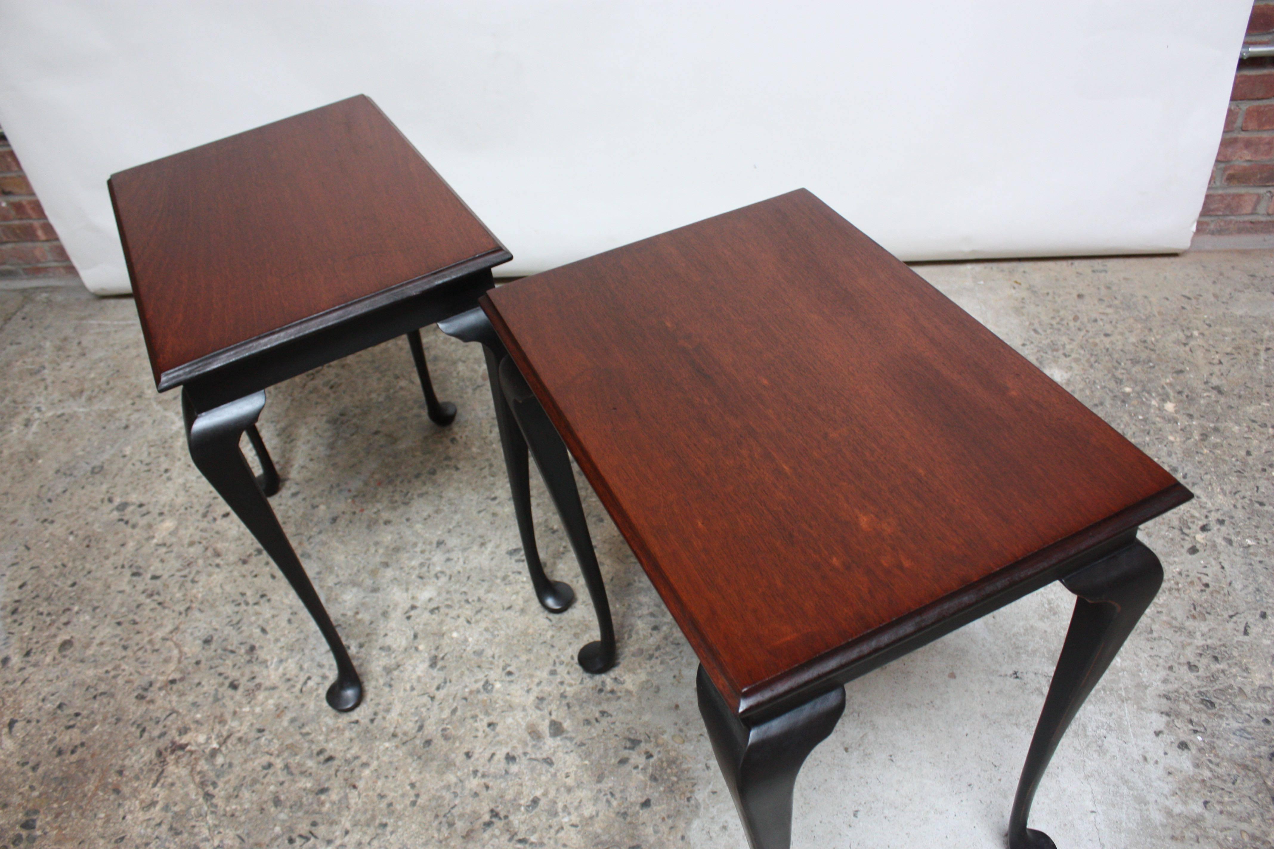 Milieu du XXe siècle Paire de tables d'appoint hautes de style Chippendale en acajou et noyer ébénisé en vente