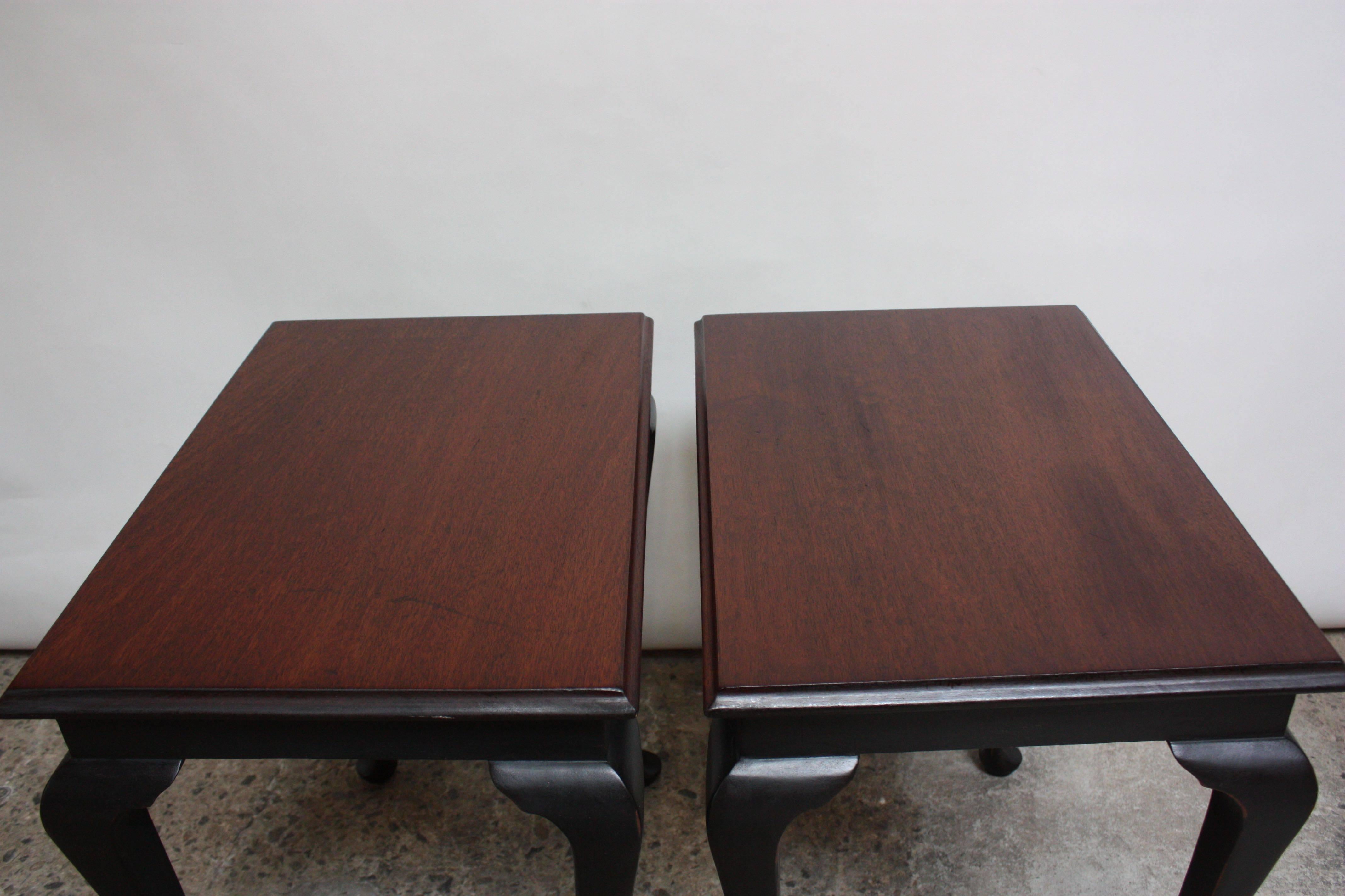 Pair of Mahogany and Ebonized Walnut Chippendale-Style Tall End Tables In Good Condition For Sale In Brooklyn, NY