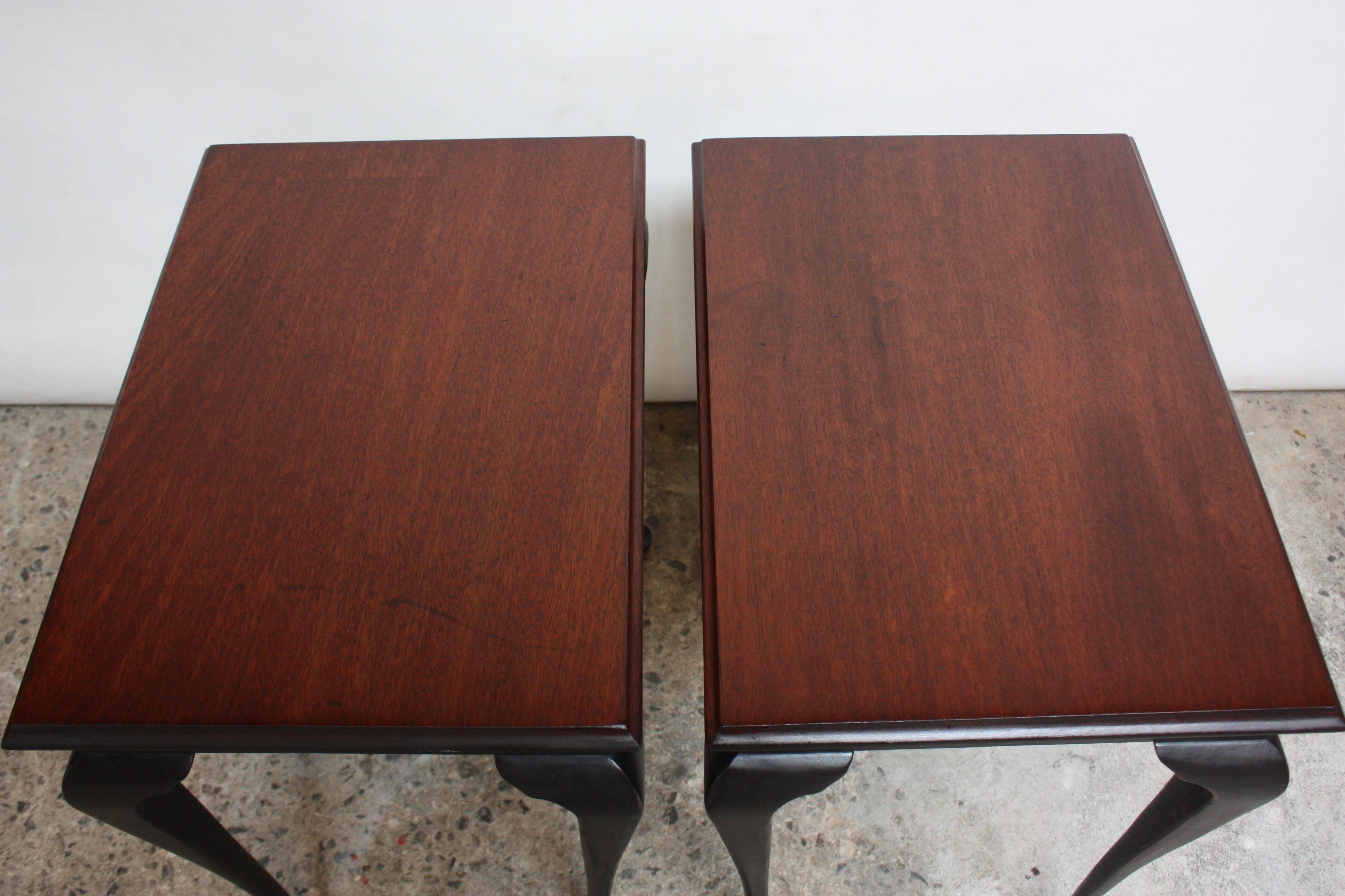 Mid-20th Century Pair of Mahogany and Ebonized Walnut Chippendale-Style Tall End Tables For Sale