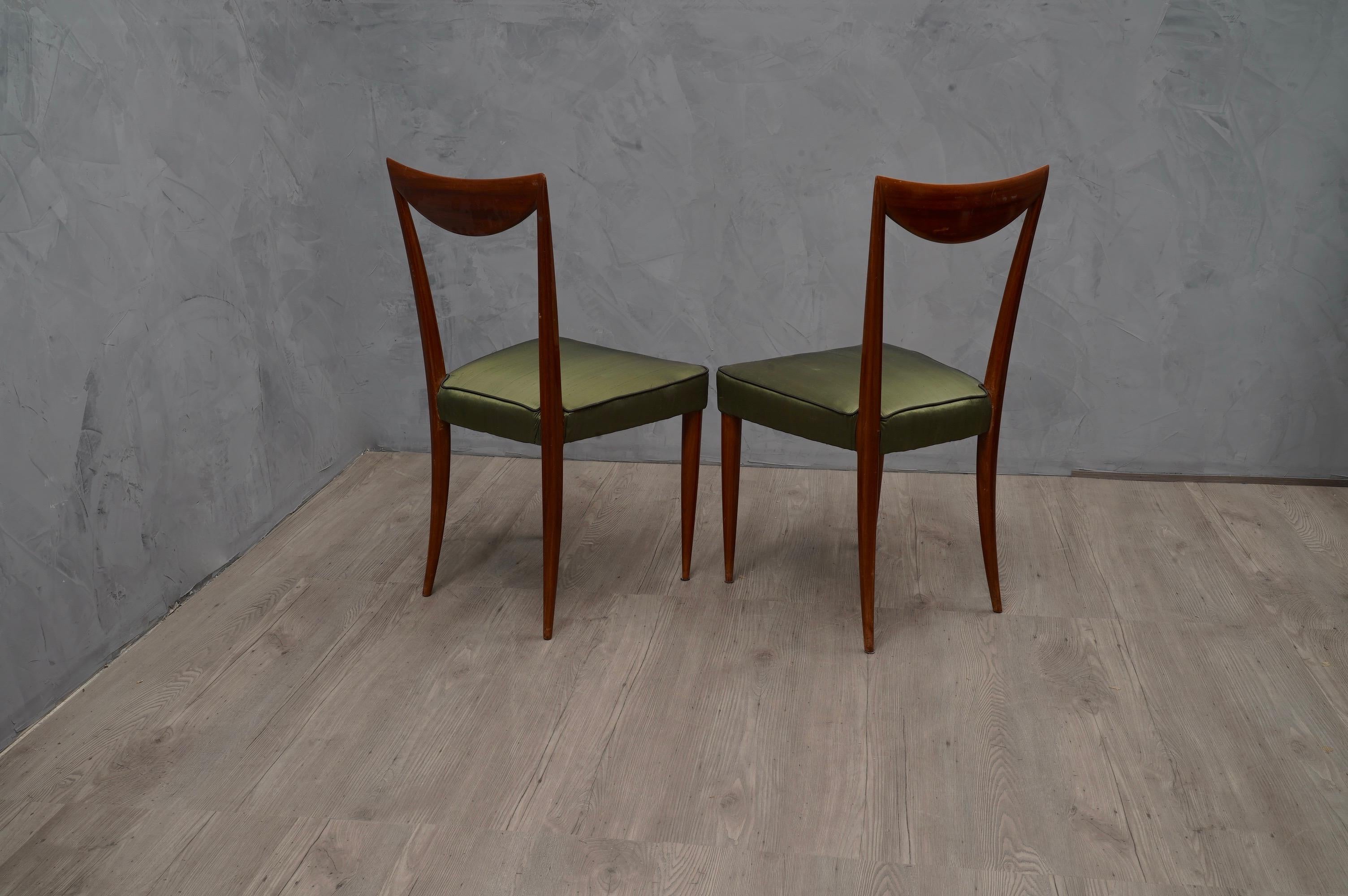 Pair of Italian chairs from 1950. Fine materials, mahogany wood and green silk, in characteristic Italian style of Paolo Buffa, as we can see from the type of backrest, slightly curved backwards, and from the typical cuttlefish bone shape.

All in