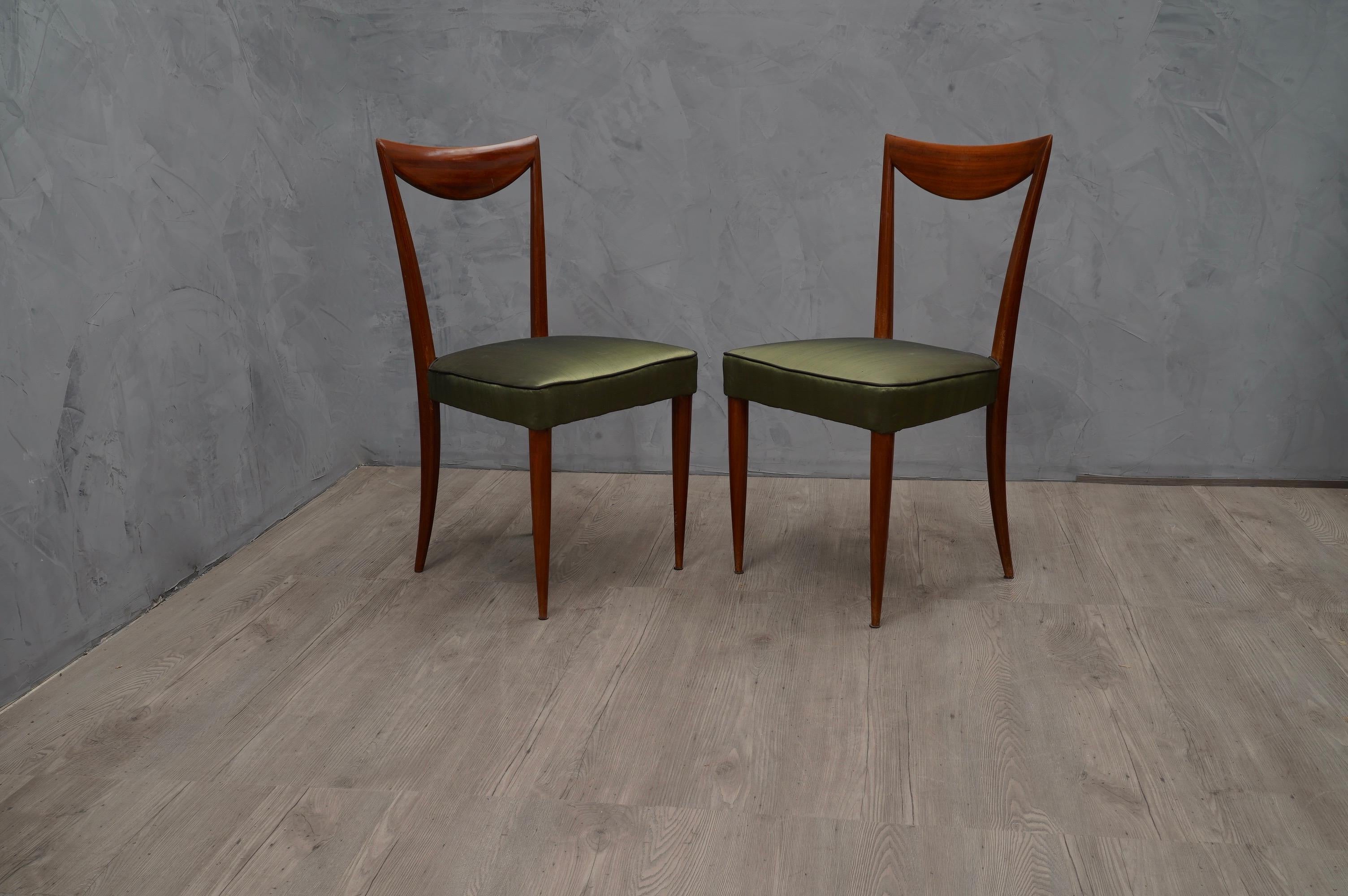 Pair of Mahogany and Green Silk Italian Chairs, 1950 (Mitte des 20. Jahrhunderts)