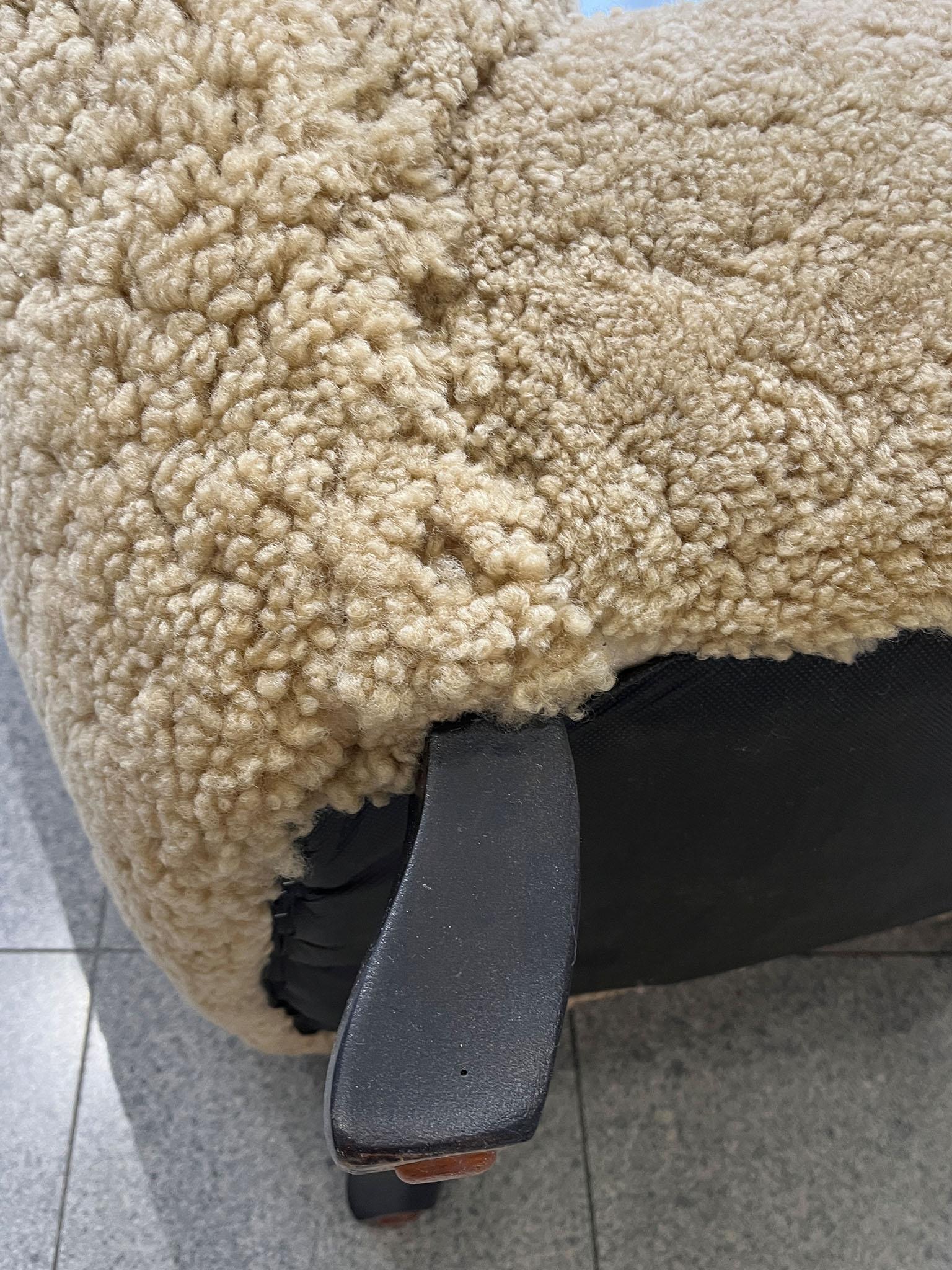 Danois Paire de fauteuils en acajou et peau de mouton d'Alfred Christensen en vente
